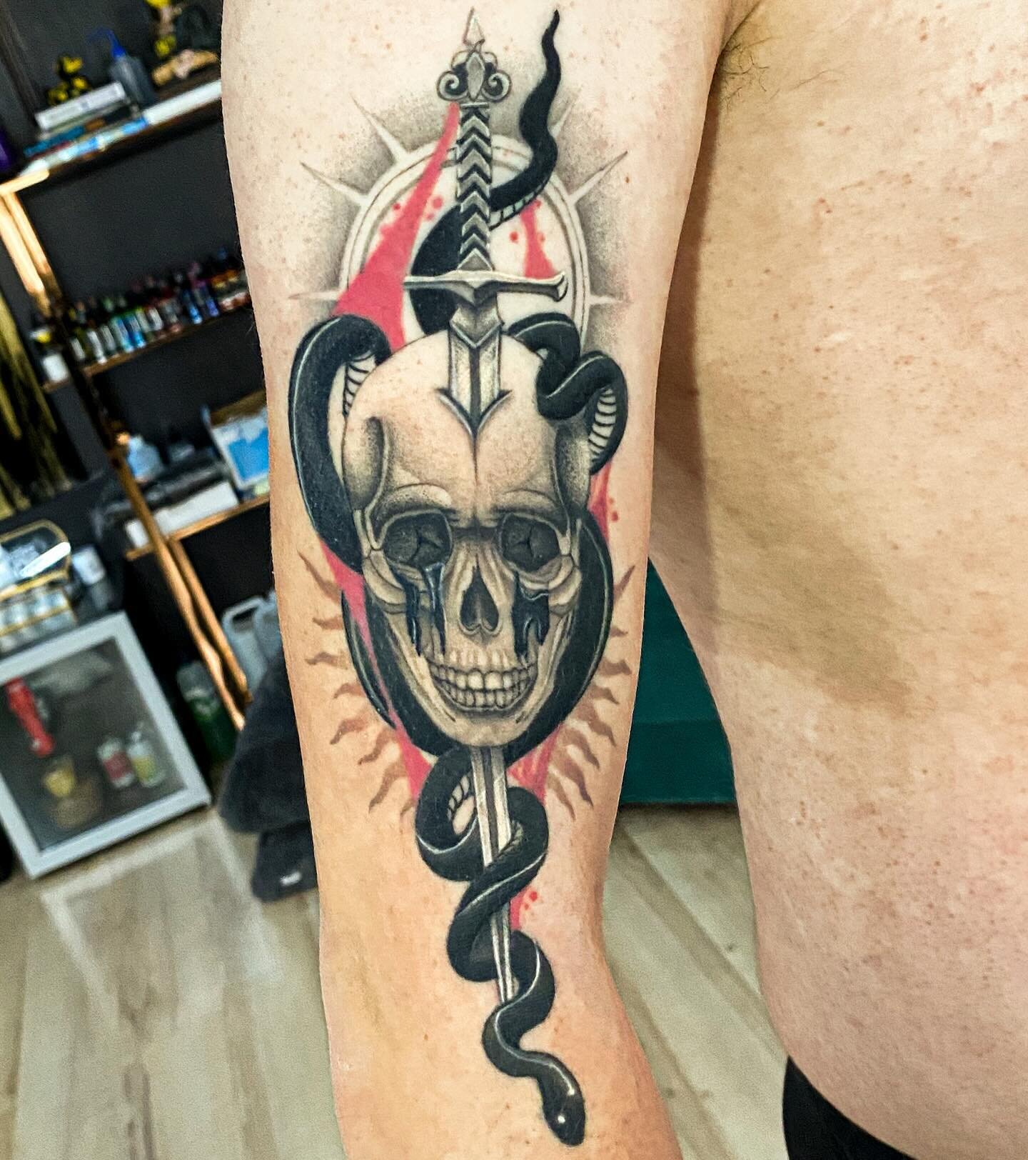 Snakey skully boi. Cheers 🖤
.
.
.
.
#tattoos #tattooart #tattoosofinstagram #tattooartwork #tattooinstagram #tattooarts #tattoodesign #tattooideas #tattooidea #ink #inked #inkedup #tattoostudio #tattoounity #tattooed #artist #supportgoodtattoos #neo