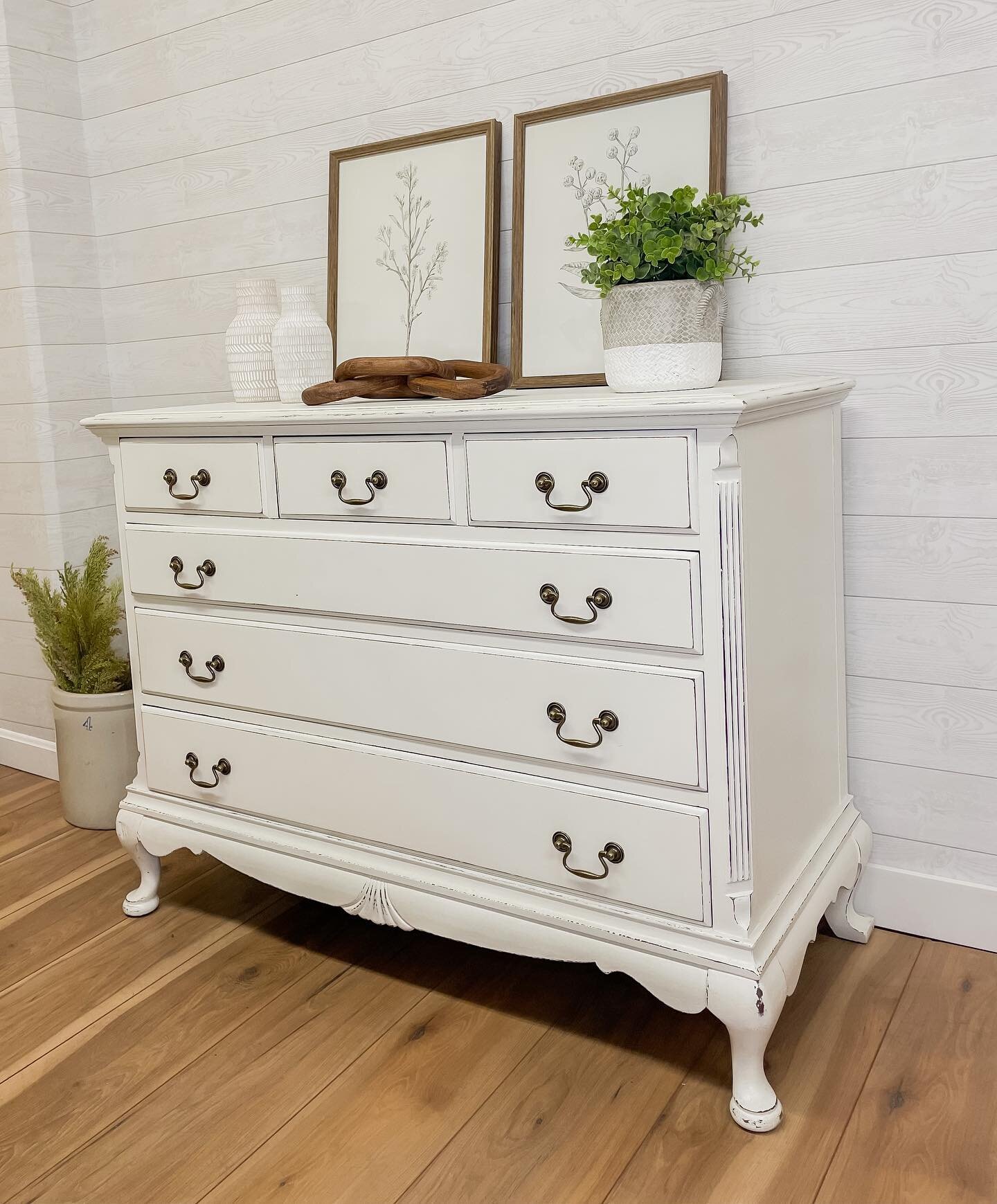 A simple update to an outdated mahogany dresser. Painted in Alabaster by @sherwinwilliams and lightly distressed. We love it 💕

#modernfarmhouse #farmhousefurniture #refinishedfurniture #paintedfurniture #homedecor #farmhousedecor #vintage #vintagef