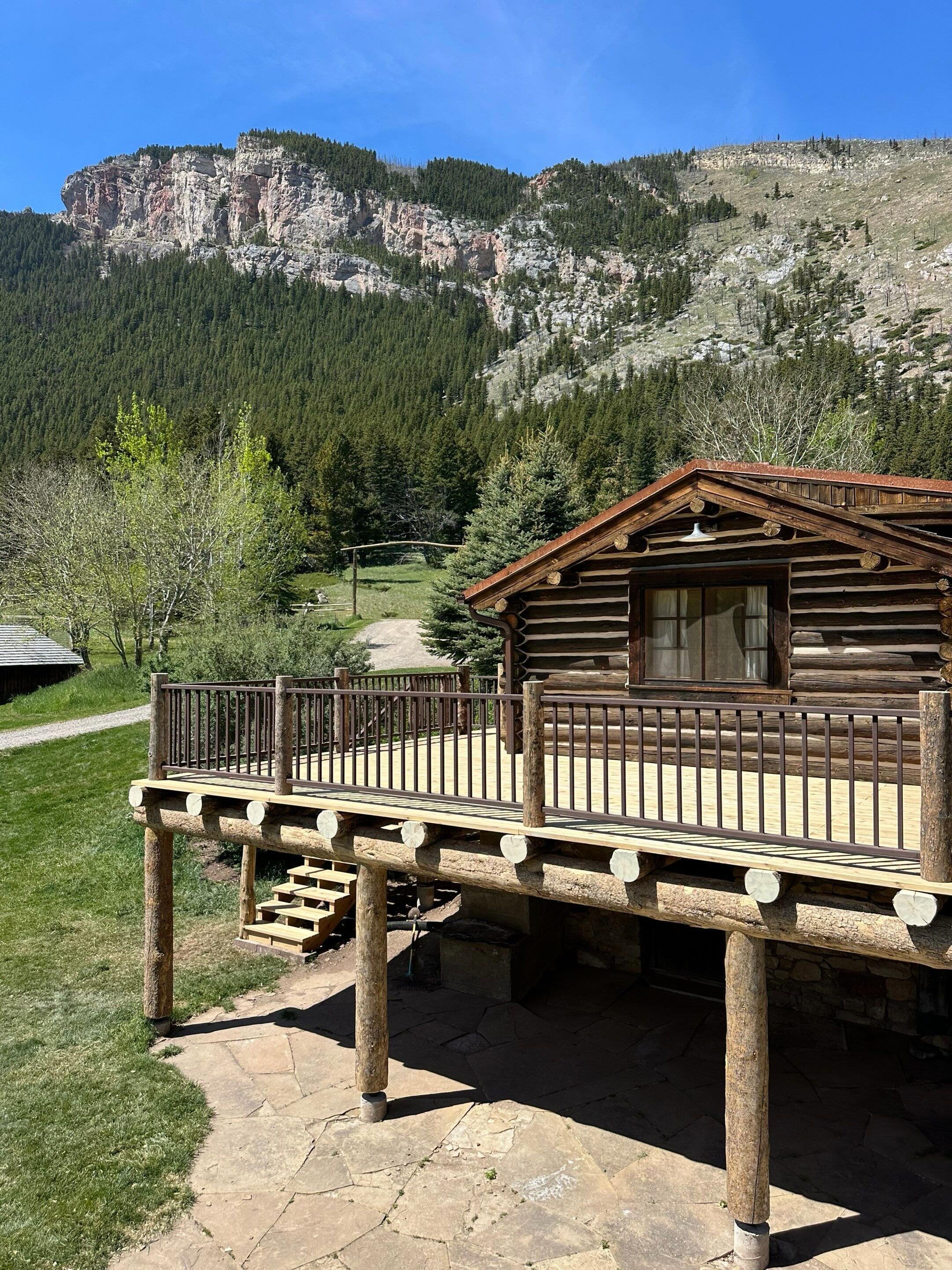 The precision our team put into this project was top tier! Every log perfectly cut and spaced. Very proud of our team and the work they did! Swipe to see the before!  #bigskymontana #bigskyconstruction #bozemanconstruction #bozemanmontana #bigskycont