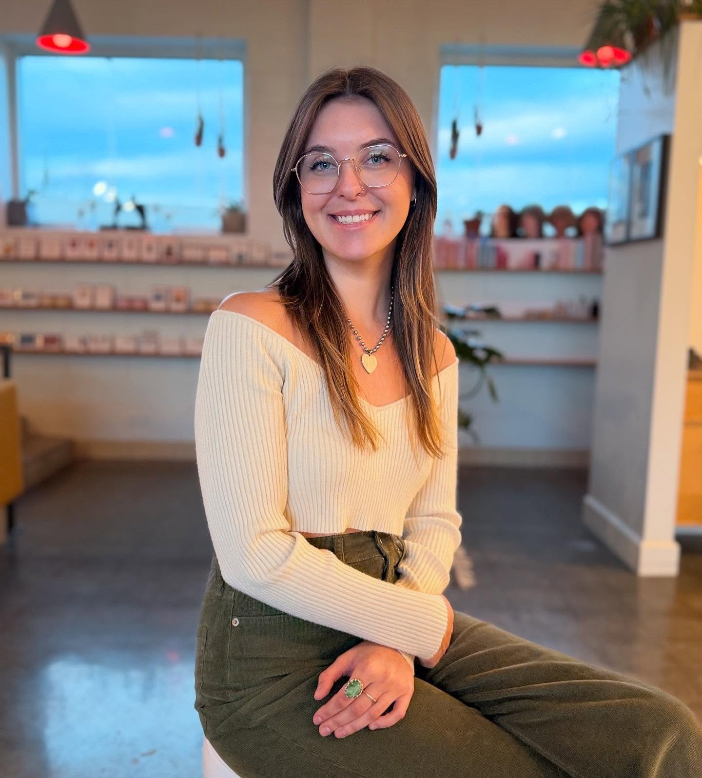 ✨New Year w/some cute new faces here @aoristsalon ❣️🥰💫 Help us give a warm Aorist welcome to our stylist @stylesbymaggie_ 🌹 She’s officially moved in & ready to see you in her chair! Book with Maggie today via the 🔗 in our bio & tak