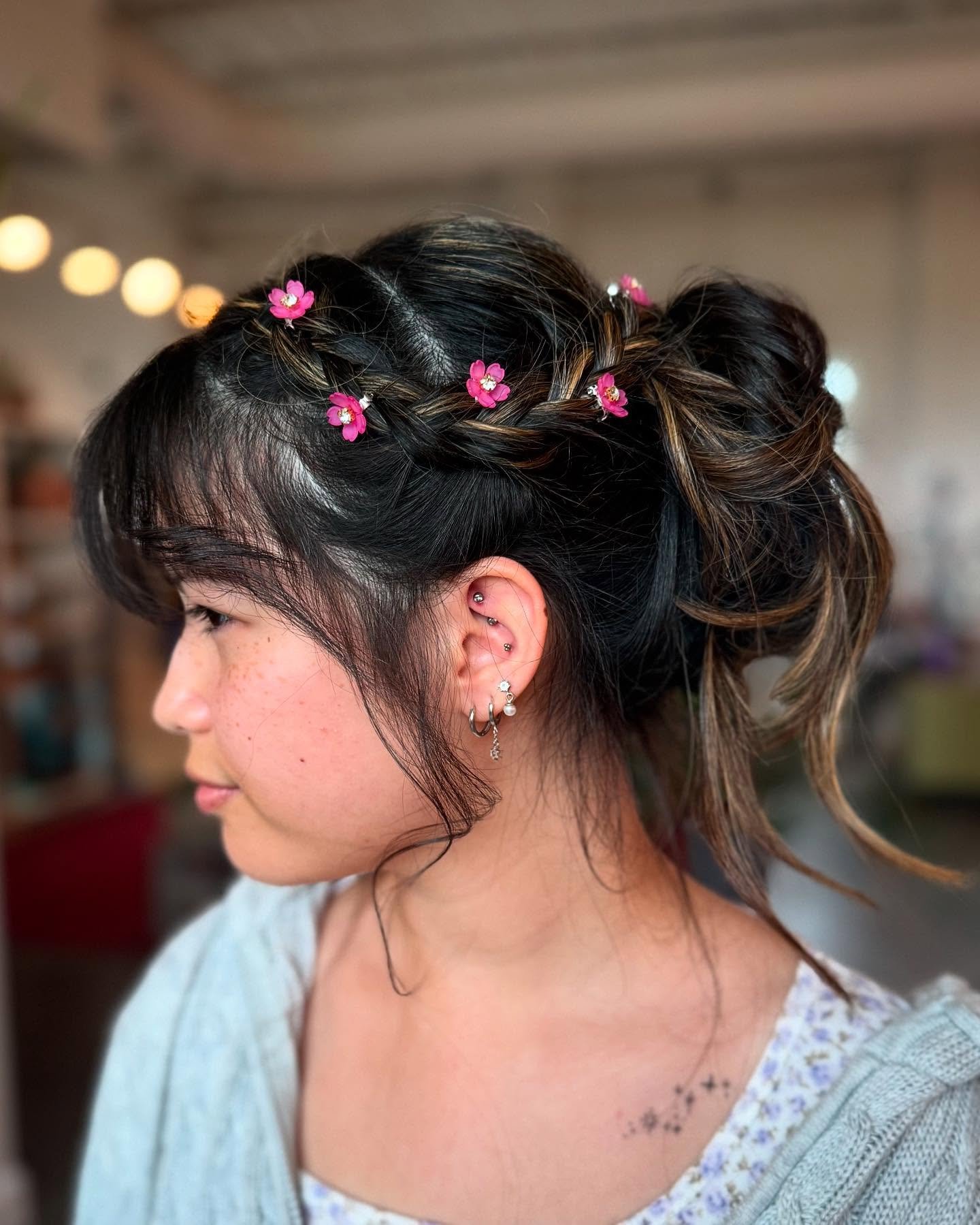 How freakin cute is this custom prom updo styled by @stylesbymaggie_ 👀🌸🌺🌸🌺🌸✨✨✨
Still need to book your hair appointment for that special event coming up soon? Weekends in May are filling up fast — book today via the 🔗 in our bio!✨✨
#ao