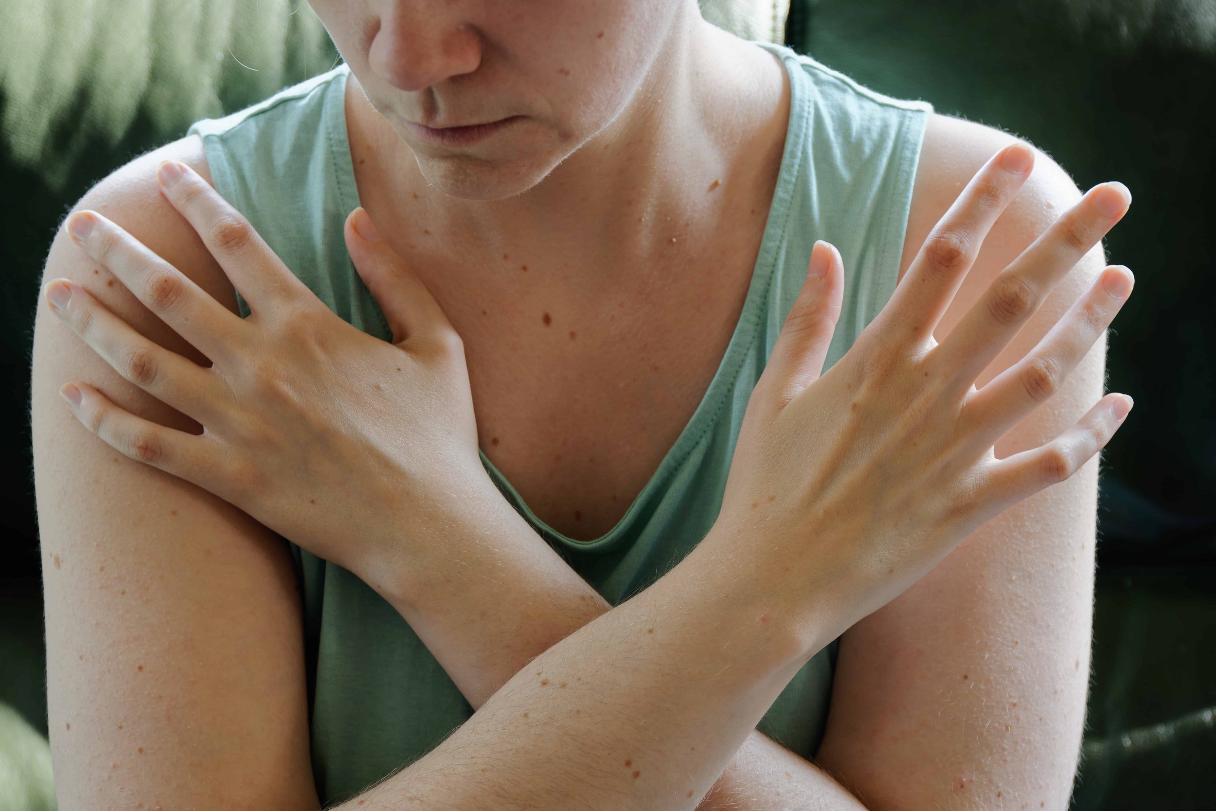 woman using hands in emdr therapy