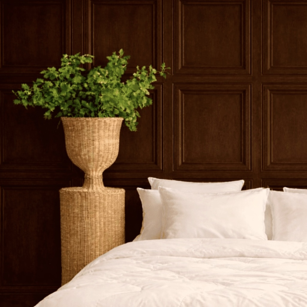 Palais Grande dark wood white bed.png
