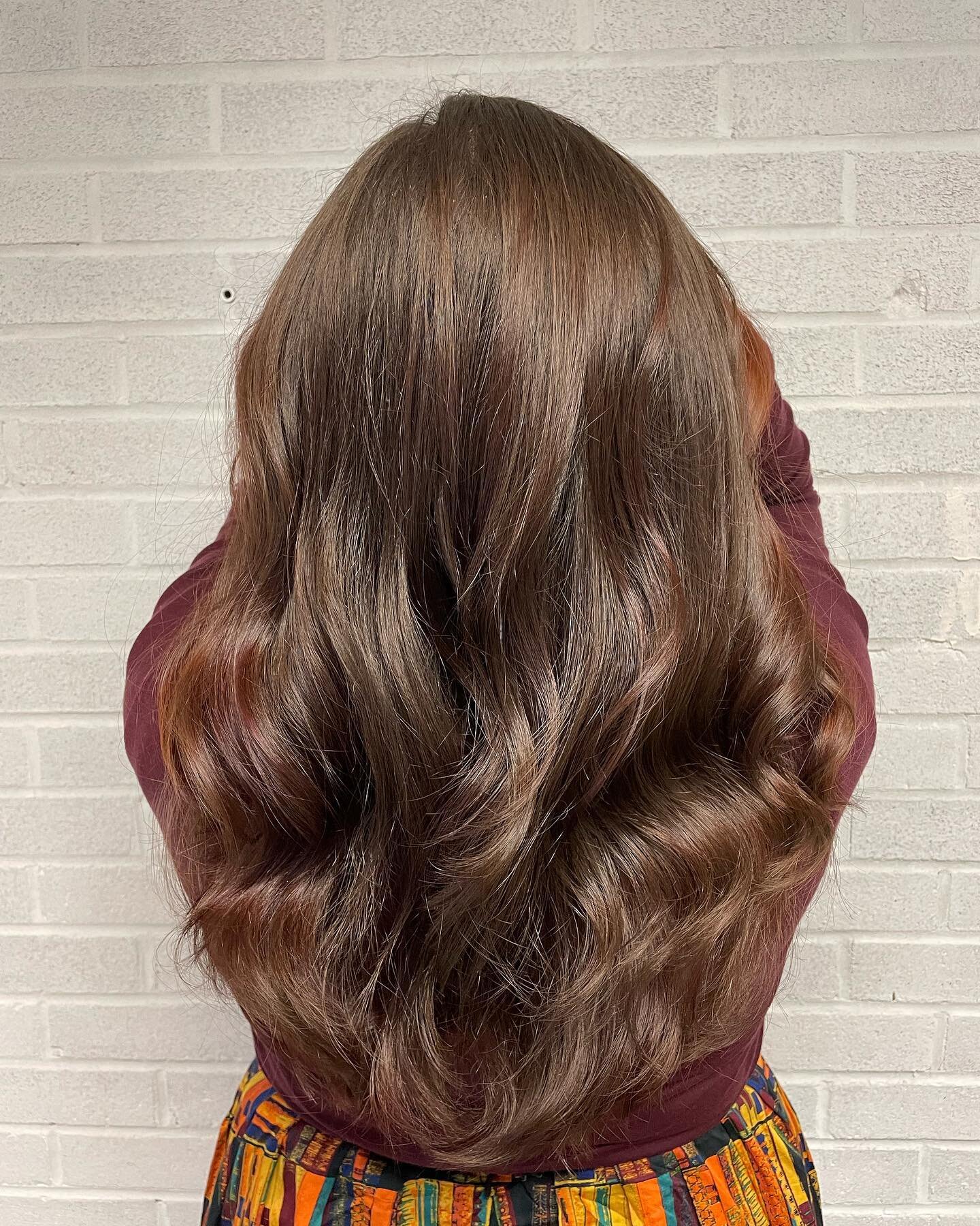 This rich warm brown is really much more red than you can tell in these photos. It was dark/late and I used a ring light but I couldn&rsquo;t capture all the bright red. @oligopro I used 6M and 6RV with 20 Volume in foils for 35 mins. Some pieces wer