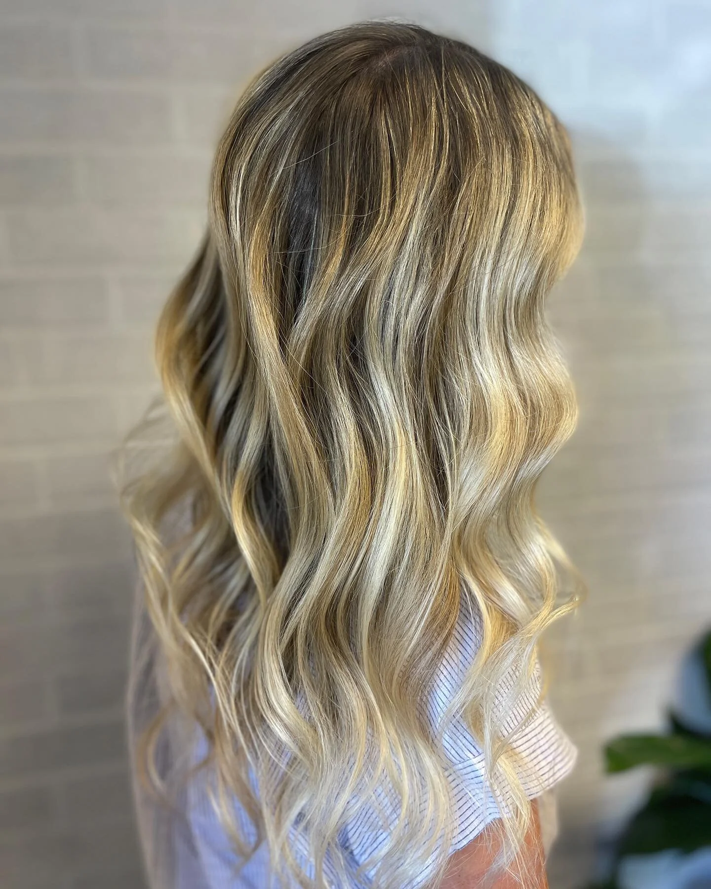 Lived-in Beach Blonde💫
.
By @kateemmerichhair 
.
@theropesmaine @wella @wellahairusa @redken @beautylaunchpad @behindthechair_com 
.
#rockpaperscissorssalonmaine #southportland #southportlandmaine #blonde #blondehair #rootsmudge #beachblonde #wella 