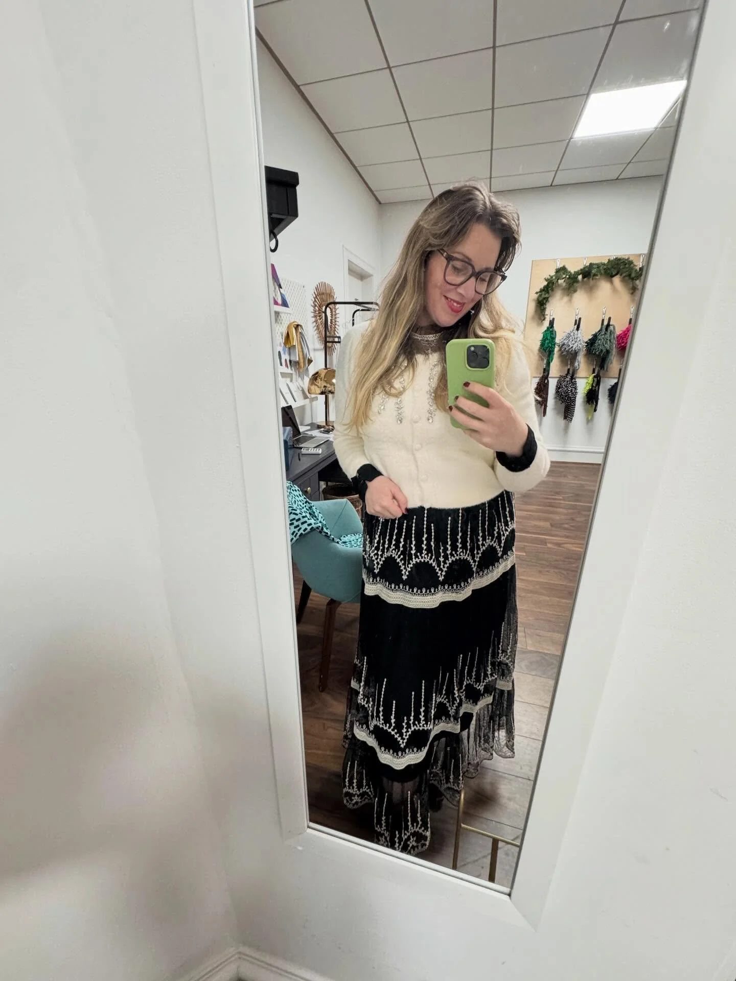 COLOUR DEMOS 
Lovely to drink some wine, eat some pie&rsquo;s and hand down some colour knowledge tonight 🌈🙏
Thanks for coming by to my late night shopping evening ❤️