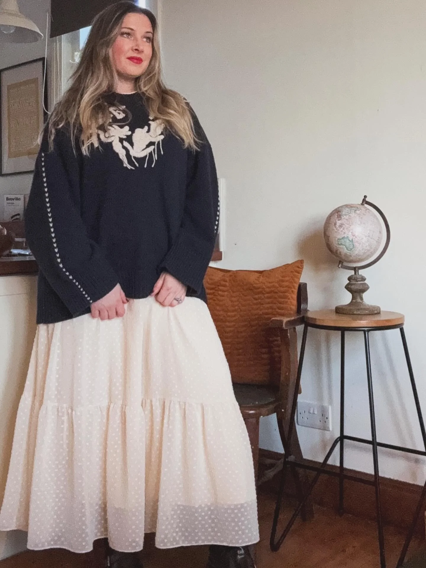 NOT IN BLACK &lsquo;FRIYAY
Just reflecting on some of them 2025 outfits&hellip; 
My style is creative, light, reflective &amp; bright. 
I also dress my clients completely differently. 
Start dressing for you in 2026 ladies ❤️