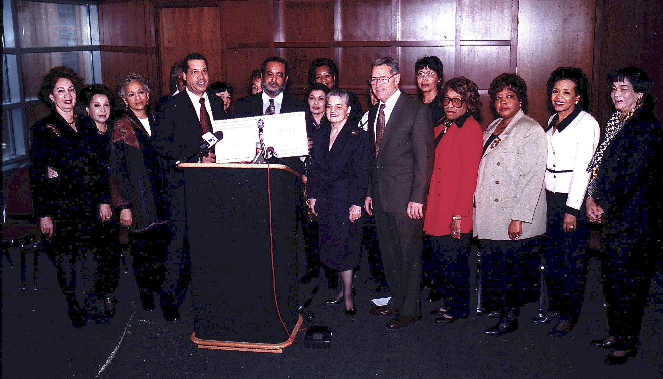 Links First Significant Donation to Freedom Center.JPG