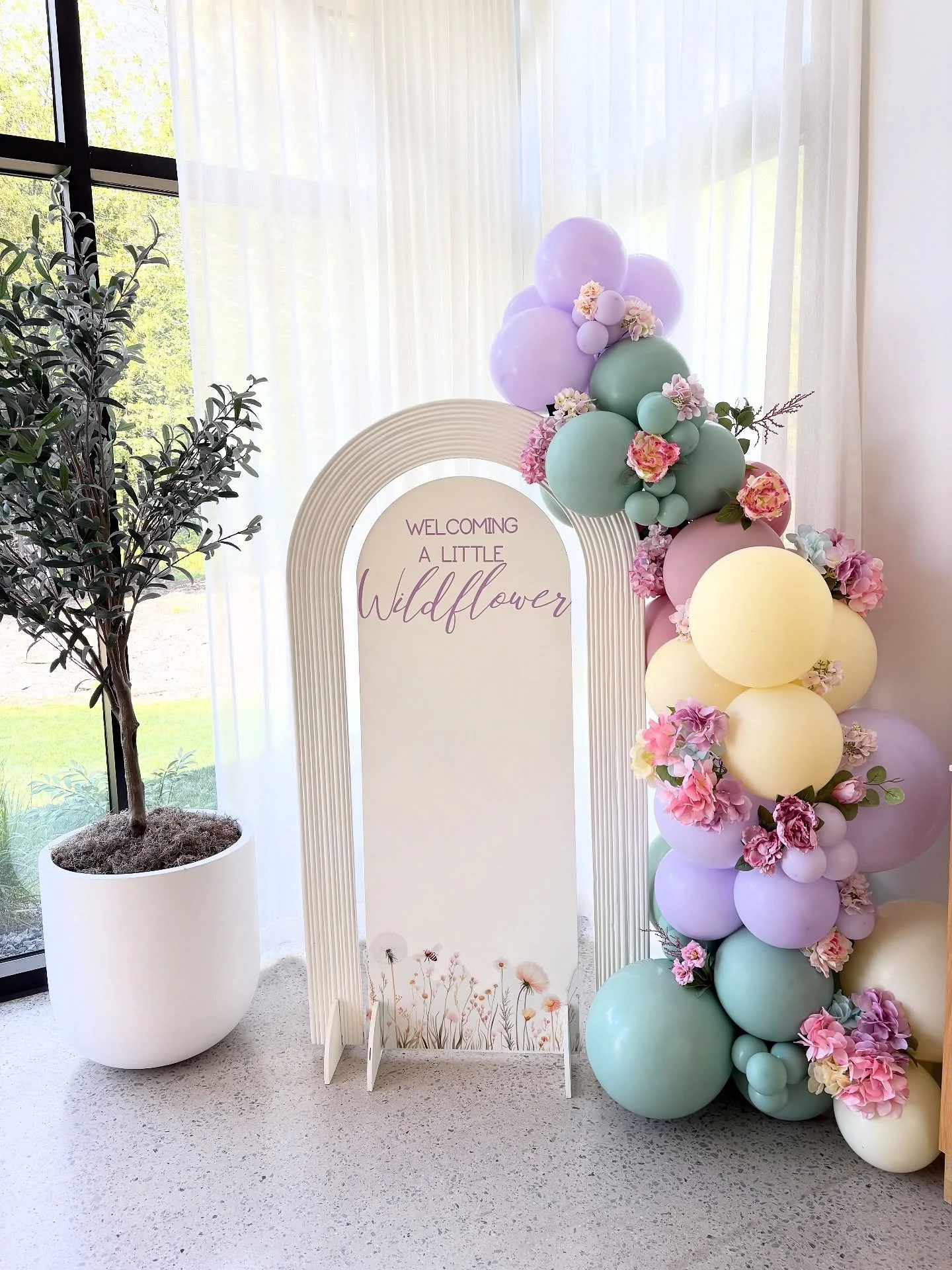 Welcome a little wildflower🌷🌼

Balloons @balloons_online 🎈
Florals @michelscanada 🌼
Backdrop @woodandwooler 
Decal @lovingleashkingston