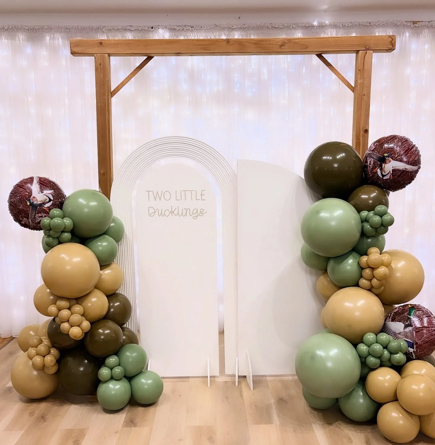 Two little ducklings 🦆 🦆 
🩶 LOVED 🩶 creating such a unique mallard 🦆 duck themed baby shower backdrop🤎 

Venue 📍 @italoclubygk 
Vinyl 🖊️@lovingleashkingston 
Backdrops 🪧@woodandwooler 

#babyessentials #babyshower #twin #twinbabyshower #mall