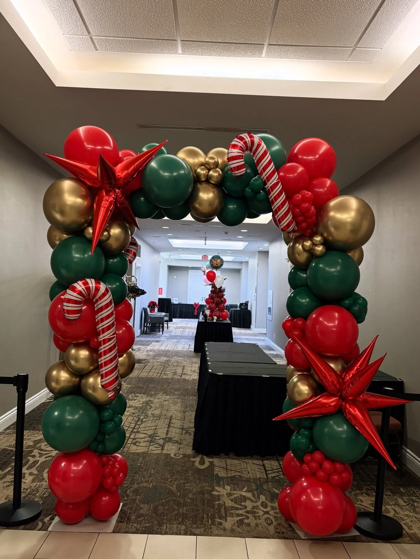 🎄🎁 Christmas parties have begun 🎁 🎄 

🎈Squared organic entrance arch🎈