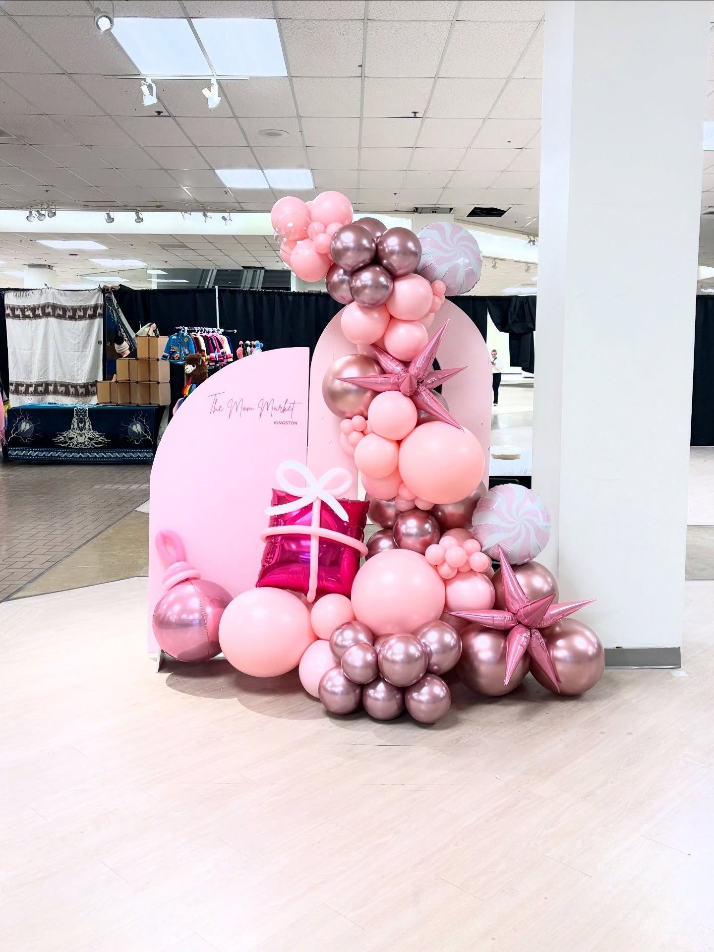 💖 @themommarket_kingston x @cataraquicentre 💖
This weekend 🎄 🎈

@tuftexballoons etc. new square foil for the present is too fun 🎁 
@balloons_online x @bargainballoons 🎈