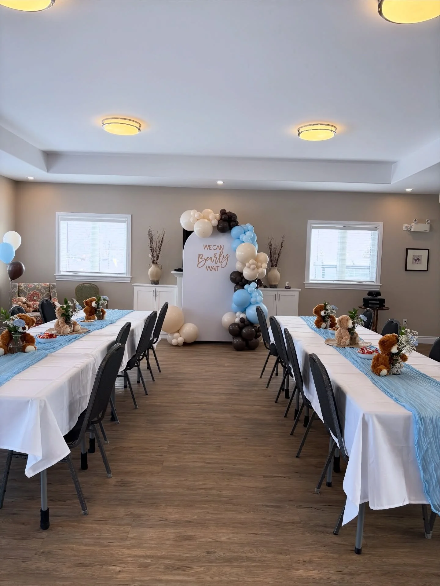 🧸We can bearly wait🧸 A stunning, tasteful, curated baby shower for a mom-to-be🤎 this is a newer venue space in Amherstview and it&rsquo;s stunning! 

@tulipsandmaplekingston 🥪 ☕️ 🍪 

#babyshower #babygift #bearbabyshower #babyshowerideas #babysh