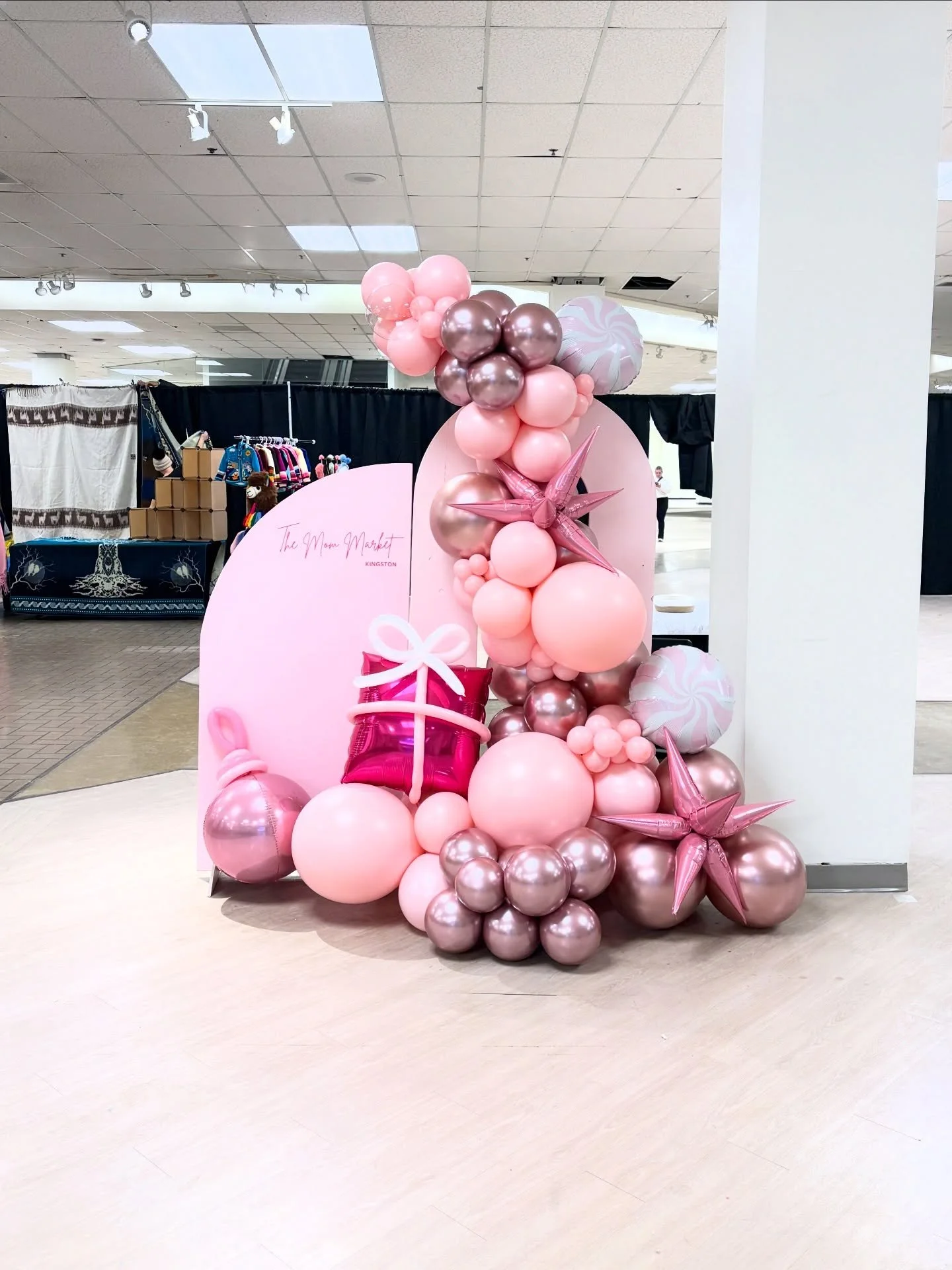 💖 @themommarket_kingston x @cataraquicentre 💖
This weekend 🎄 🎈

@tuftexballoons etc. new square foil for the present is too fun 🎁 
@balloons_online x @bargainballoons 🎈