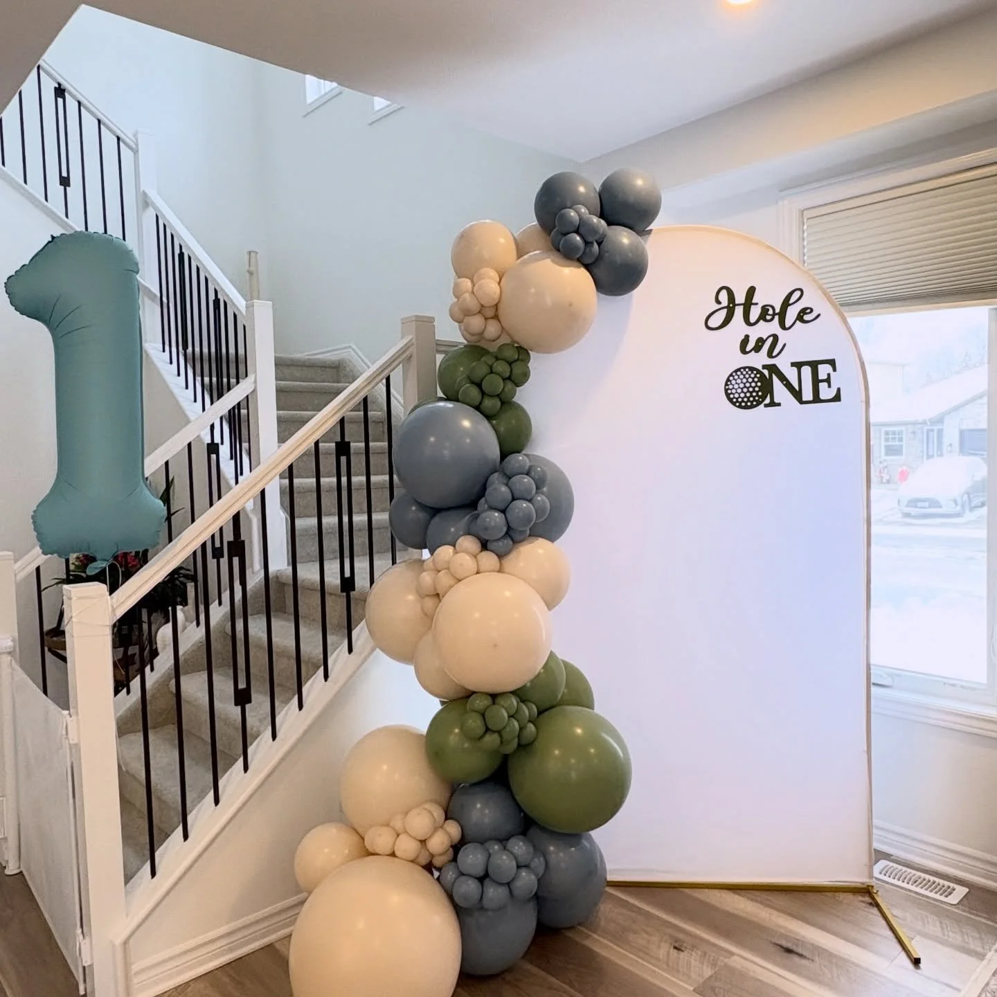 ⛳️hole in ✨ ONE ✨ 
🎂we styled our clients backdrop with some tasteful and stylish 🎈 balloons 🏌️ yes this is a service we offer!