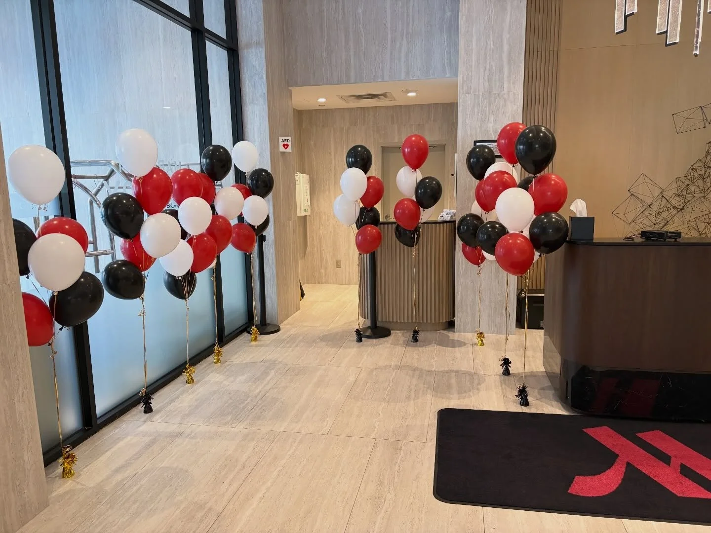 Corporate orders 🎈have you ever ordered helium bouquets from a store, picked them up yourself, and had them twist to no end on the way to your event? Yeah, it is nearly impossible to untangle those ribbons. Thats why we offer seamless helium bouquet