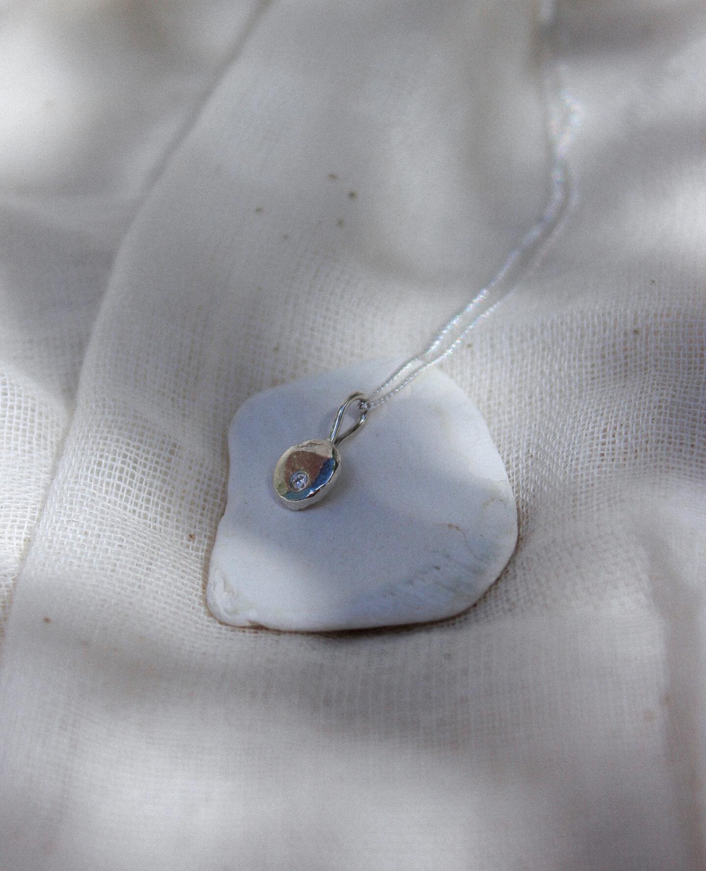 A little handmade sterling silver pebble, adorned with a tiny flush set cz to add a little sparkle.

Looks perfect on its own or layered with other necklaces.

How would you wear yours? 

#delicatenecklace
#layeringnecklace
#cznecklace