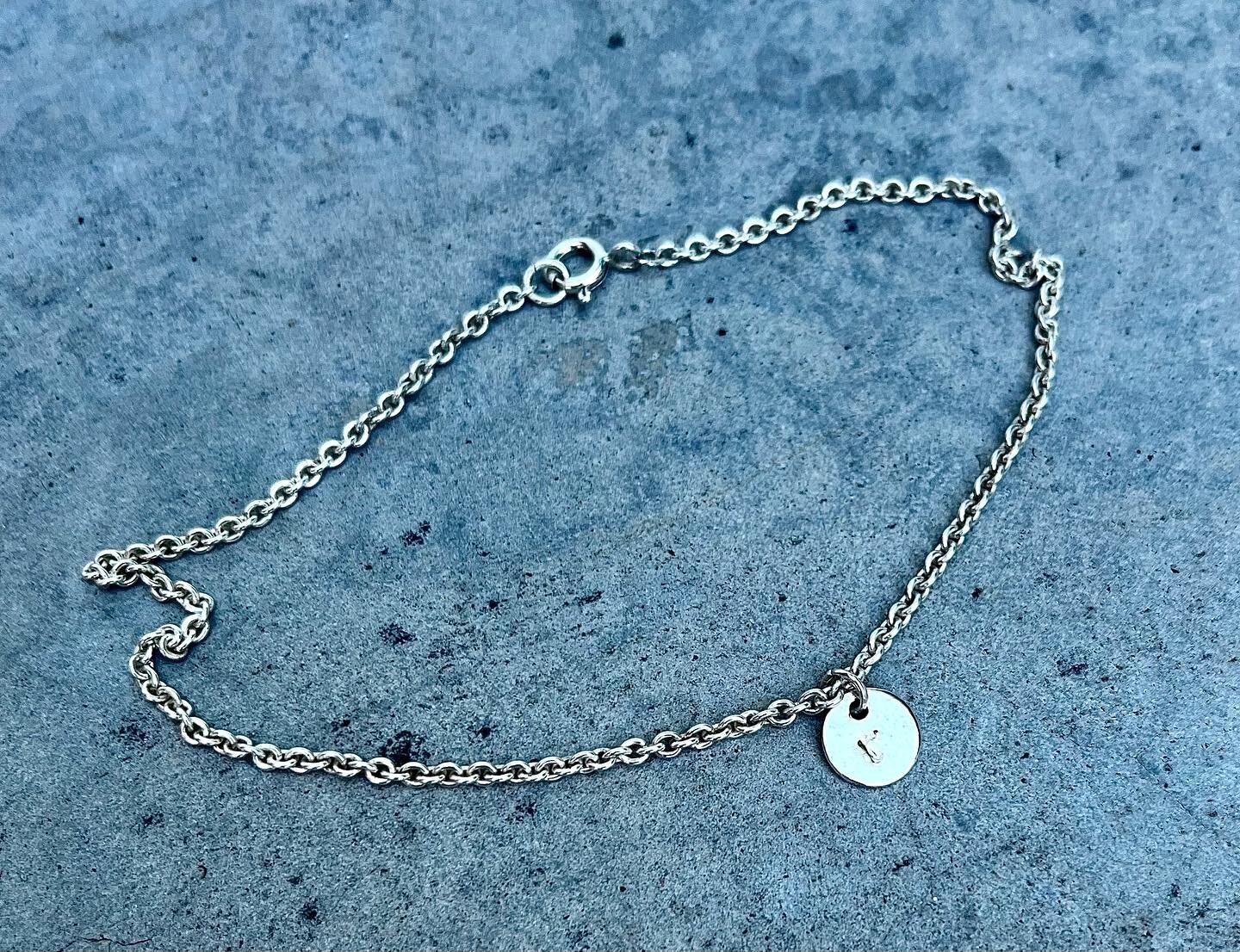 I forgot to post this when I made it for Rachel recently. She asked me for an anklet with a little letter-stamped disk so this is what I made for her. 

I think she liked it - &lsquo;Absolutely adore the anklet ❤️ Fits perfectly and I love the tiny r