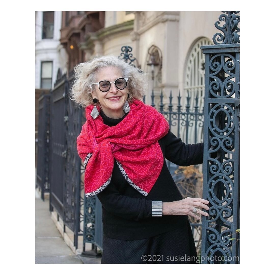 How stunning does @artfulcitystyle look with our pink/red scarf/wrap. If you wear lot of black, this colorful scarf will give you that perfect pop. Photo @susielang from @women.60.plus 
.
.
#fashionover40 #fashionover50 #agelessstyle #womenwithstyle 