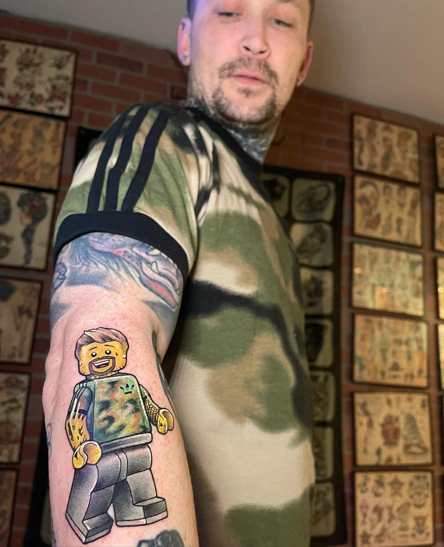 Turning friends into Legos
&gt;&gt;&gt;Swipe&gt;&gt;&gt;
@justinyuo @chrissuicide 
.
#lego #legotattoo #selfportrait #legominifigures #toys #funnytattoo #hollywood #california #oldtradition #natebrinkertattoos #tucson #arizona