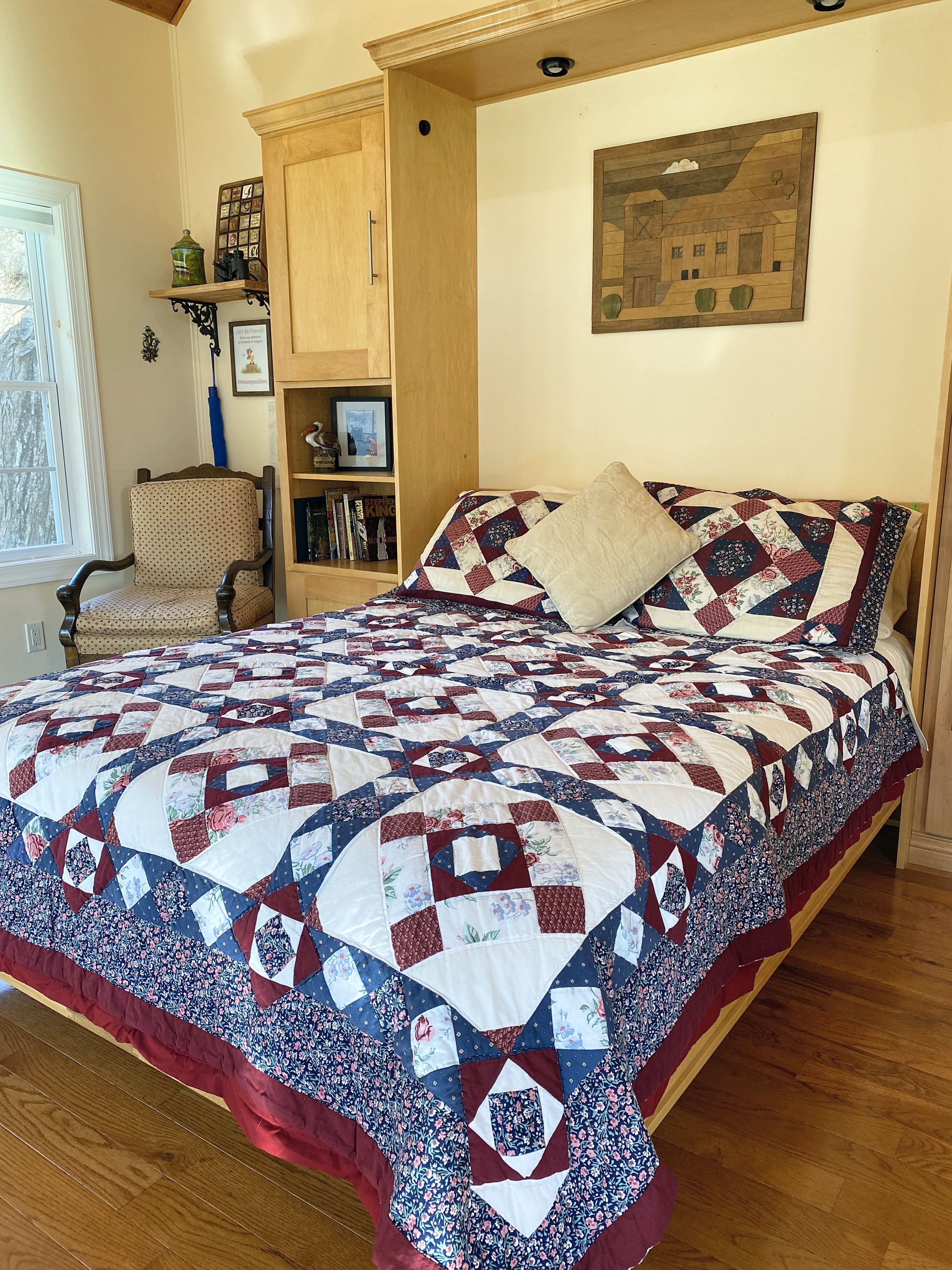 Queen Bed_Mission Possible Airbnb_NarrowsburgNY.JPG