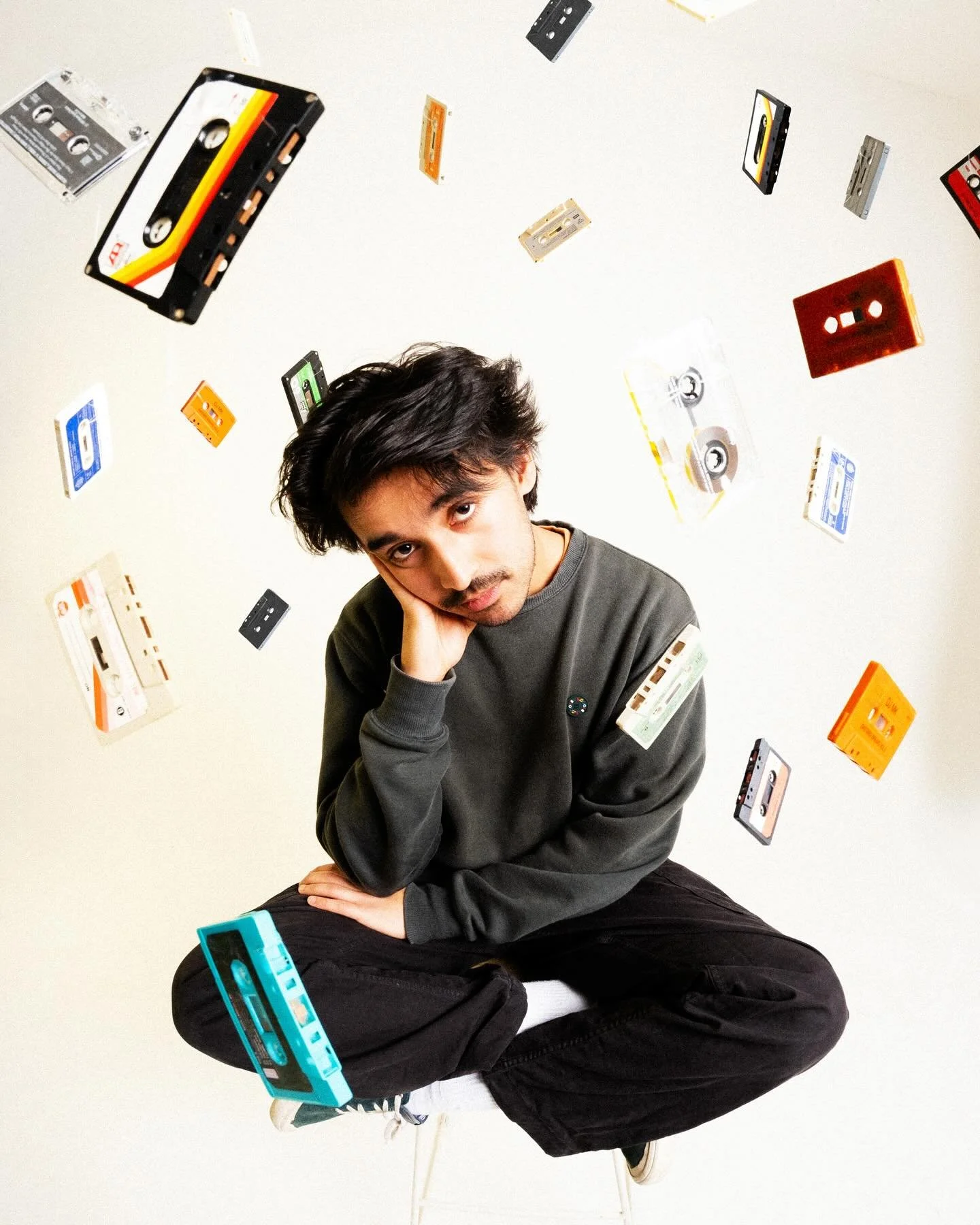 Had a sick time suspending cassettes collected by @cocobenny.mp3 for some press shots to accompany his most recent music releases ! 

@cocobenny.mp3 uses samples from cassettes in his music, I was stoked that we included them in the concept 🙏🏻

Sho
