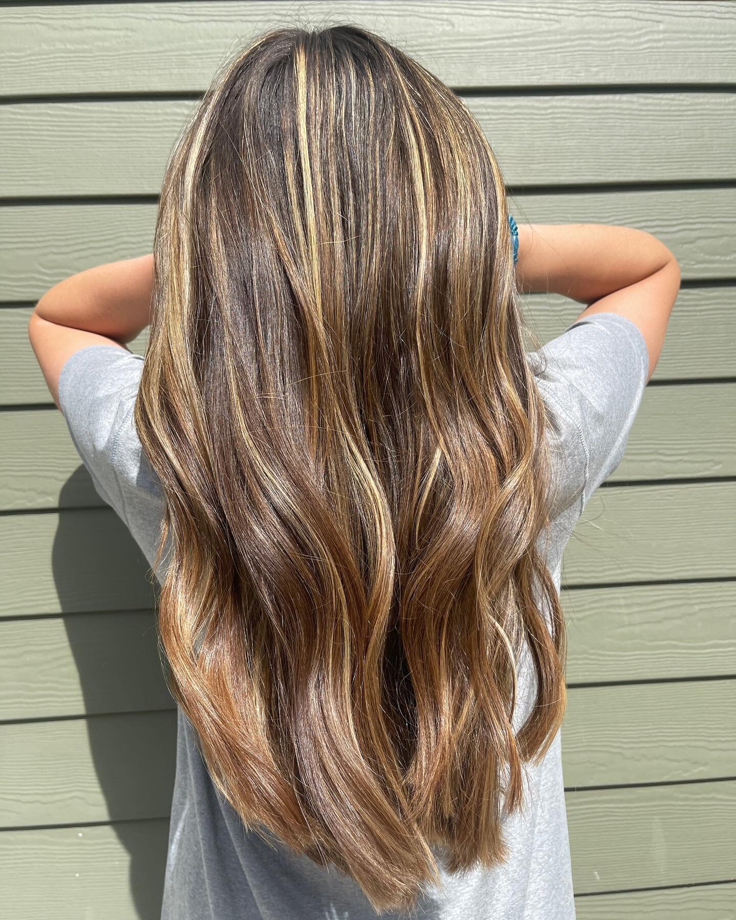 Lighten UP!!! In all the ways. 
Chopped off over 6&rdquo; of hair before giving this babe Summertime Vibes with low maintenance balayage placement&hellip;✨swipe for before

#balayage 
#baltimorehairstylist 
#blondehighlights 
#whitehallmillbaltimore 
