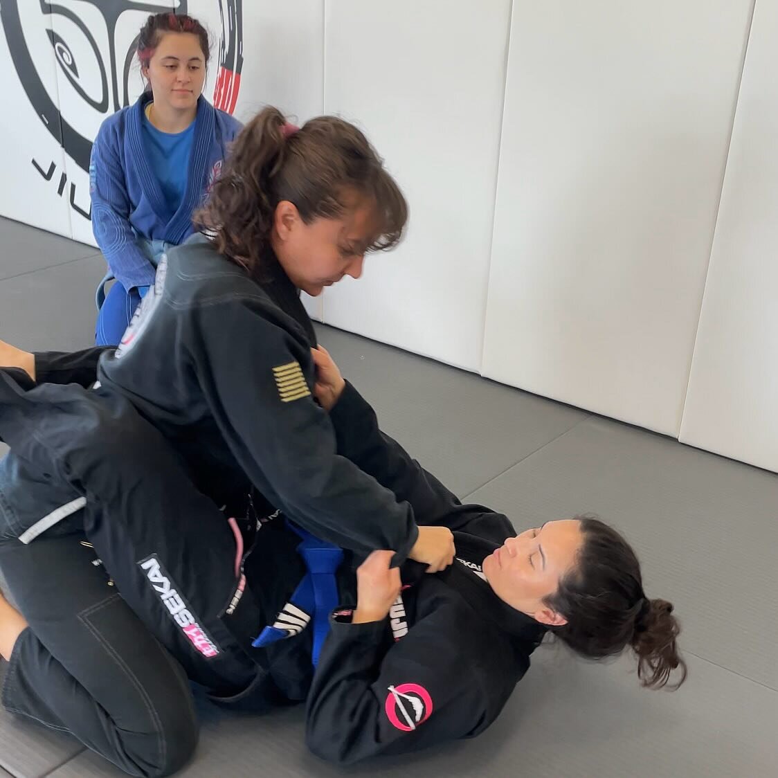 Closed guard in Jiu Jitsu is 🔑! It offers control, defense, offense, versatility, and safety. Mastering it is essential for both self-defense and sport aspects of Jiu Jitsu. 🥋💪 #ClosedGuard #BJJ #MartialArts&rdquo;
.
✅ Check out the classes we off