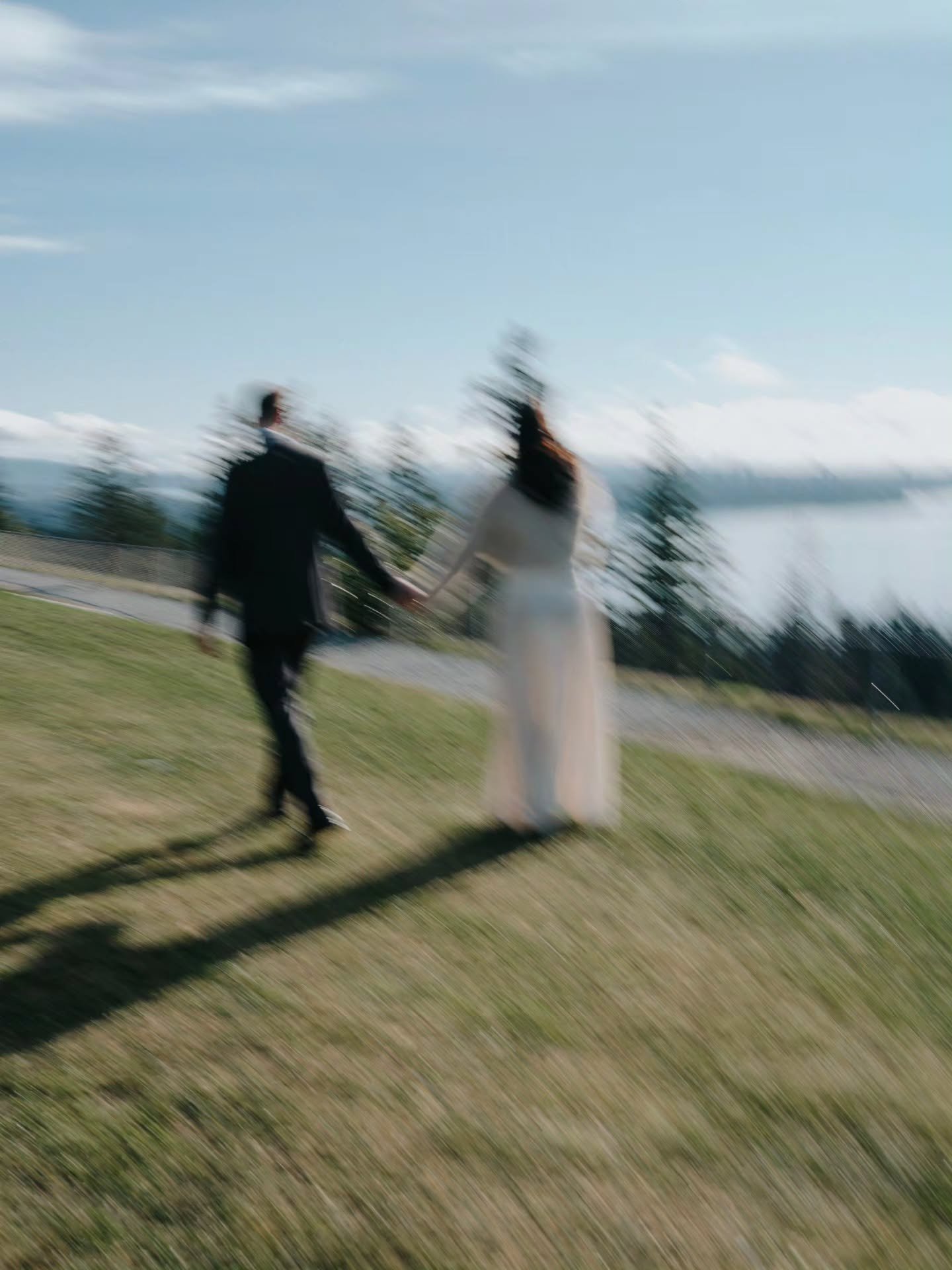 Not eternal moments.
Just small pieces of life, held for a little while.

The wind was cold, the light kept changing, and everything felt alive. 🤍

#VancouverWeddingPhotographer #BCWeddingPhotographer #WestCoastWedding #VancouverCouples #Documentary