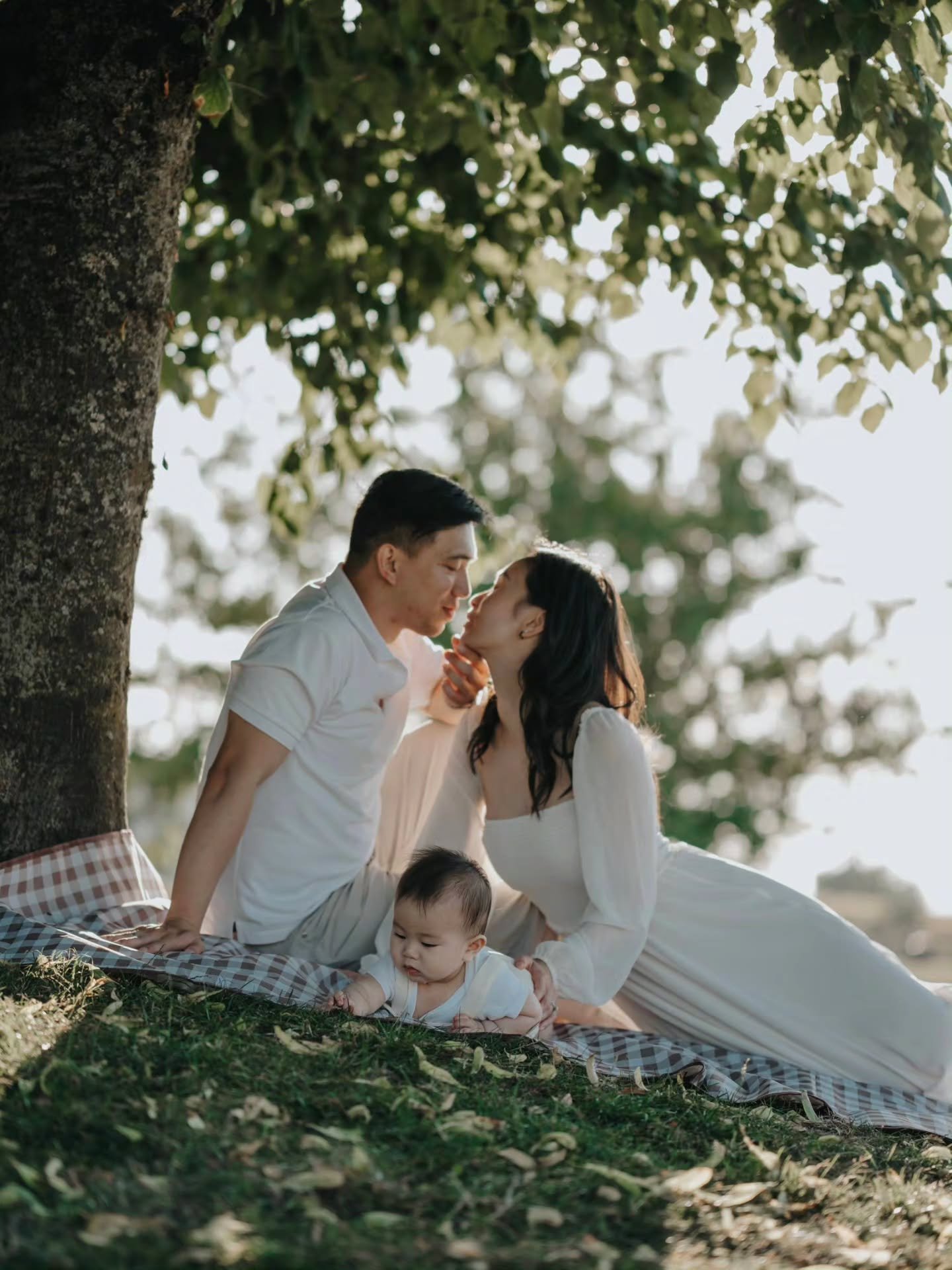 You&rsquo;ll blink&hellip; and this stage is gone.

The tiny hands.
The way they look at you.
The way you hold them without even thinking.

I&rsquo;m opening a few family sessions over the next couple weeks.

Simple, relaxed, natural moments like thi