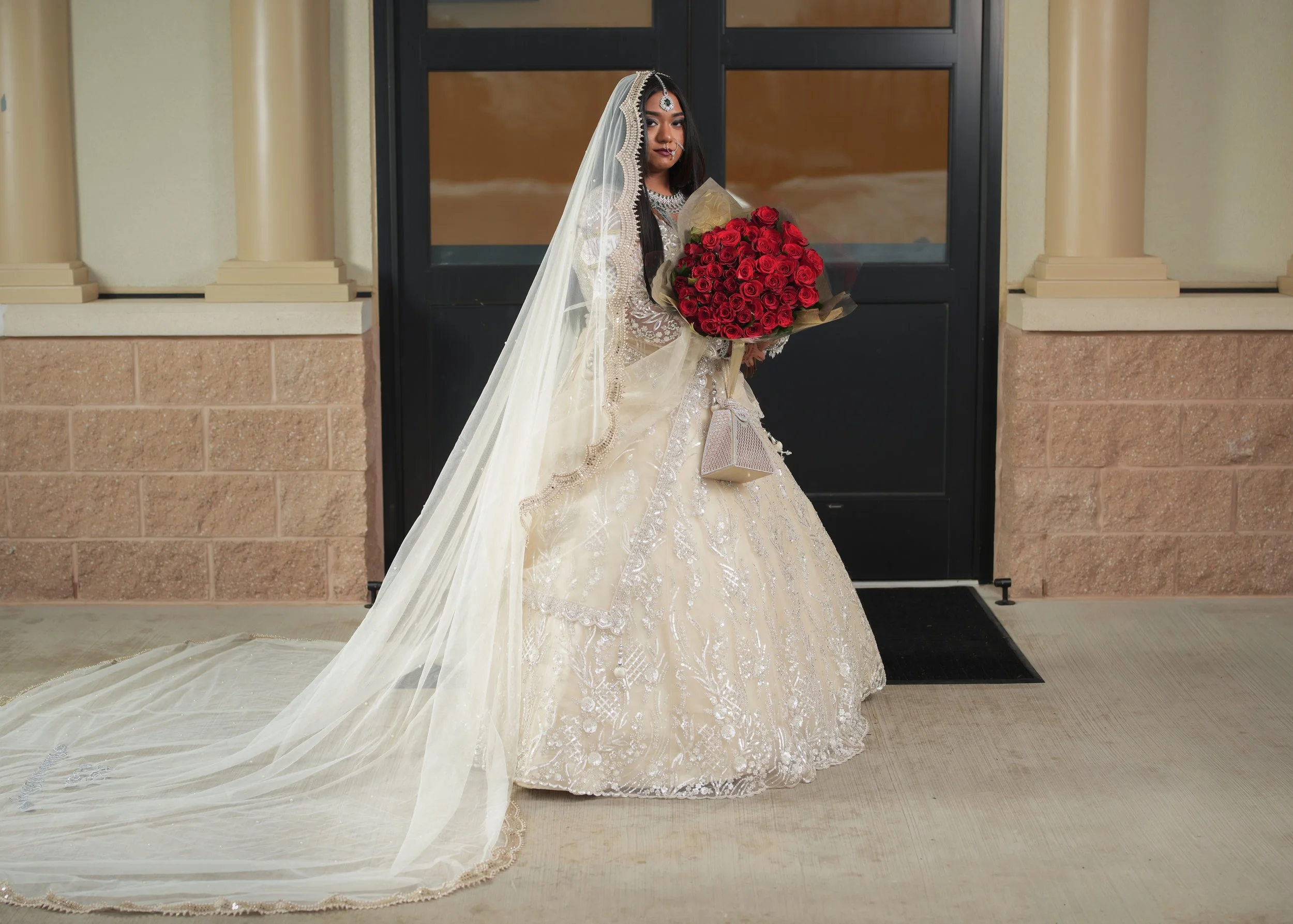 nikkah bride outside b&w-2.jpg