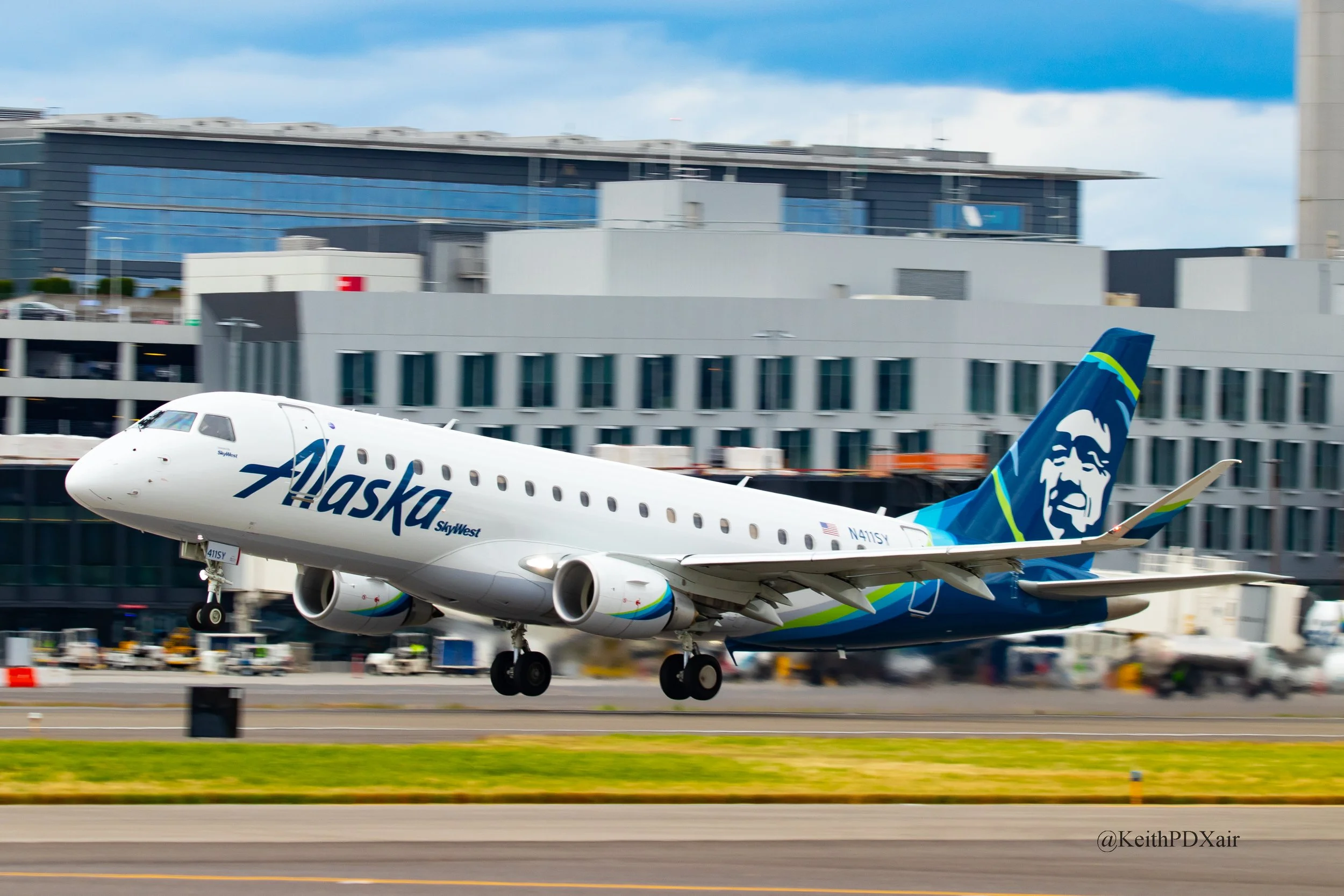 8148 Skywest Alaska E175 N411SY PDX  6/19/2022