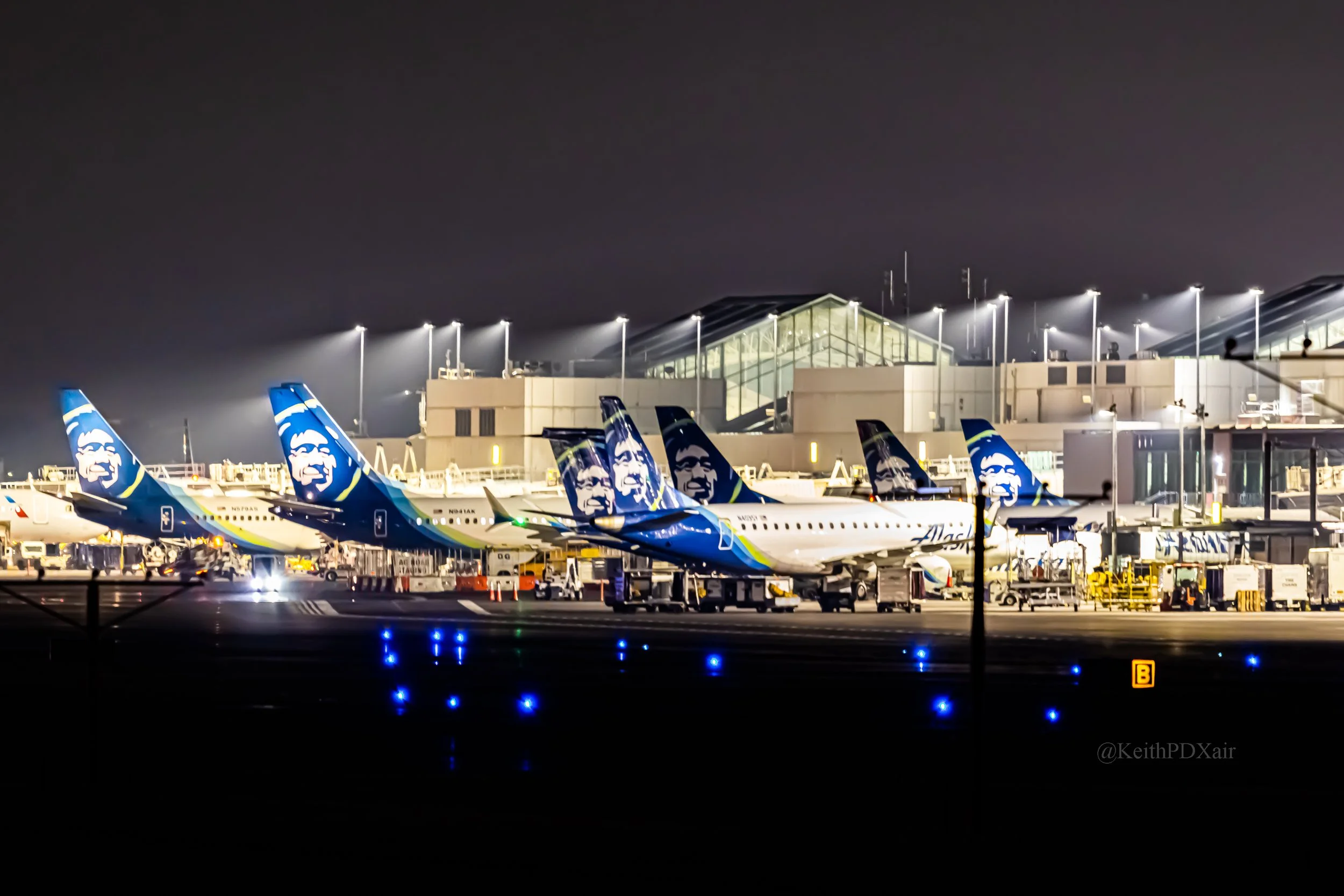 0671 Horizon Alaska B and C gates PDX night B737 E175 Q400