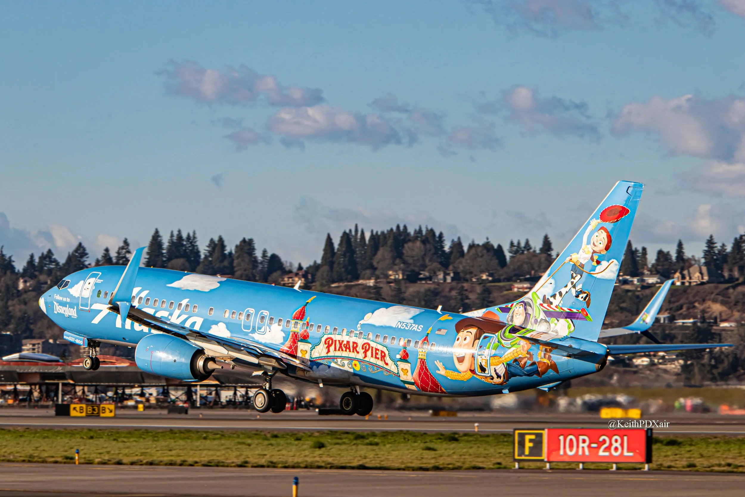 0586 Alaska Airlines 737-800 B738 N537AS "Disneyland - Pixar Pier" PDX 3/5/2022