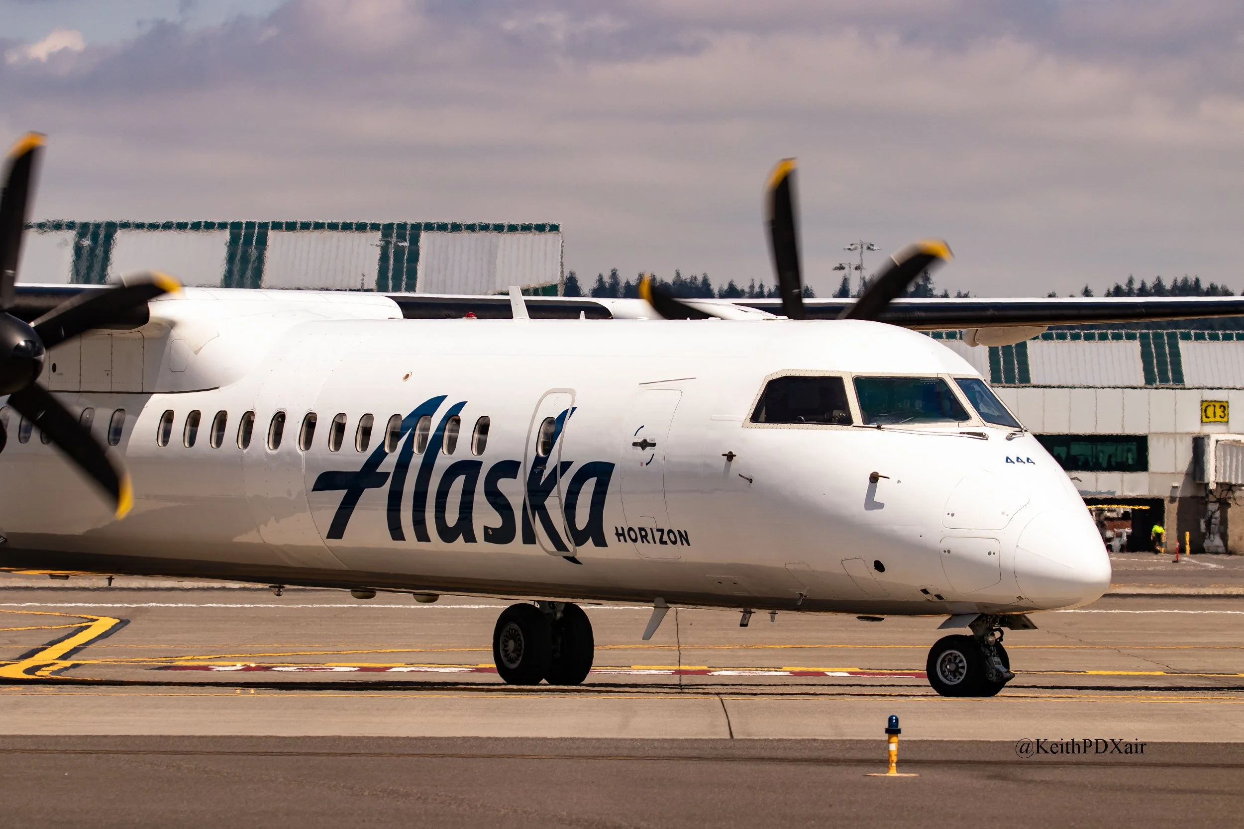 0010 Horizon Q400 N444QX