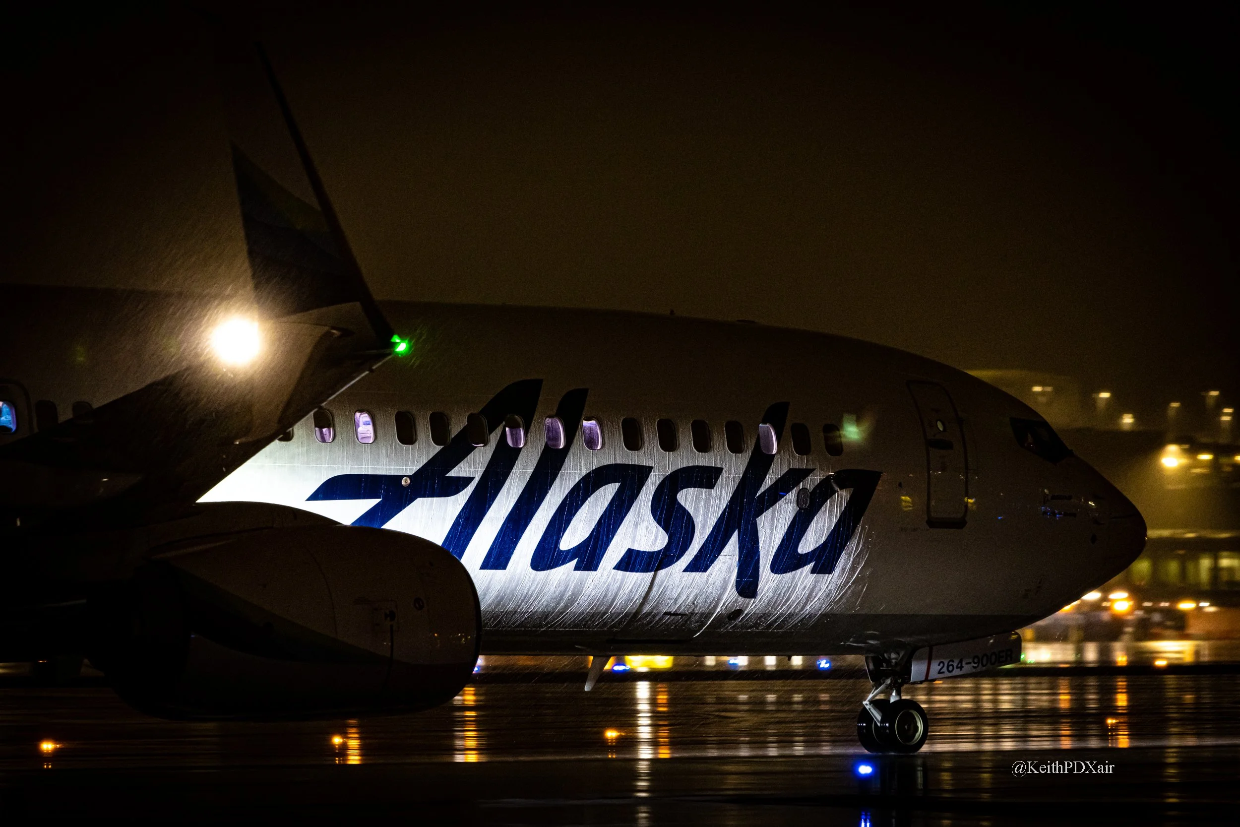 4667 Alaska Airlines N264AK B737-900ER B739 Taxiing on PDX ramp