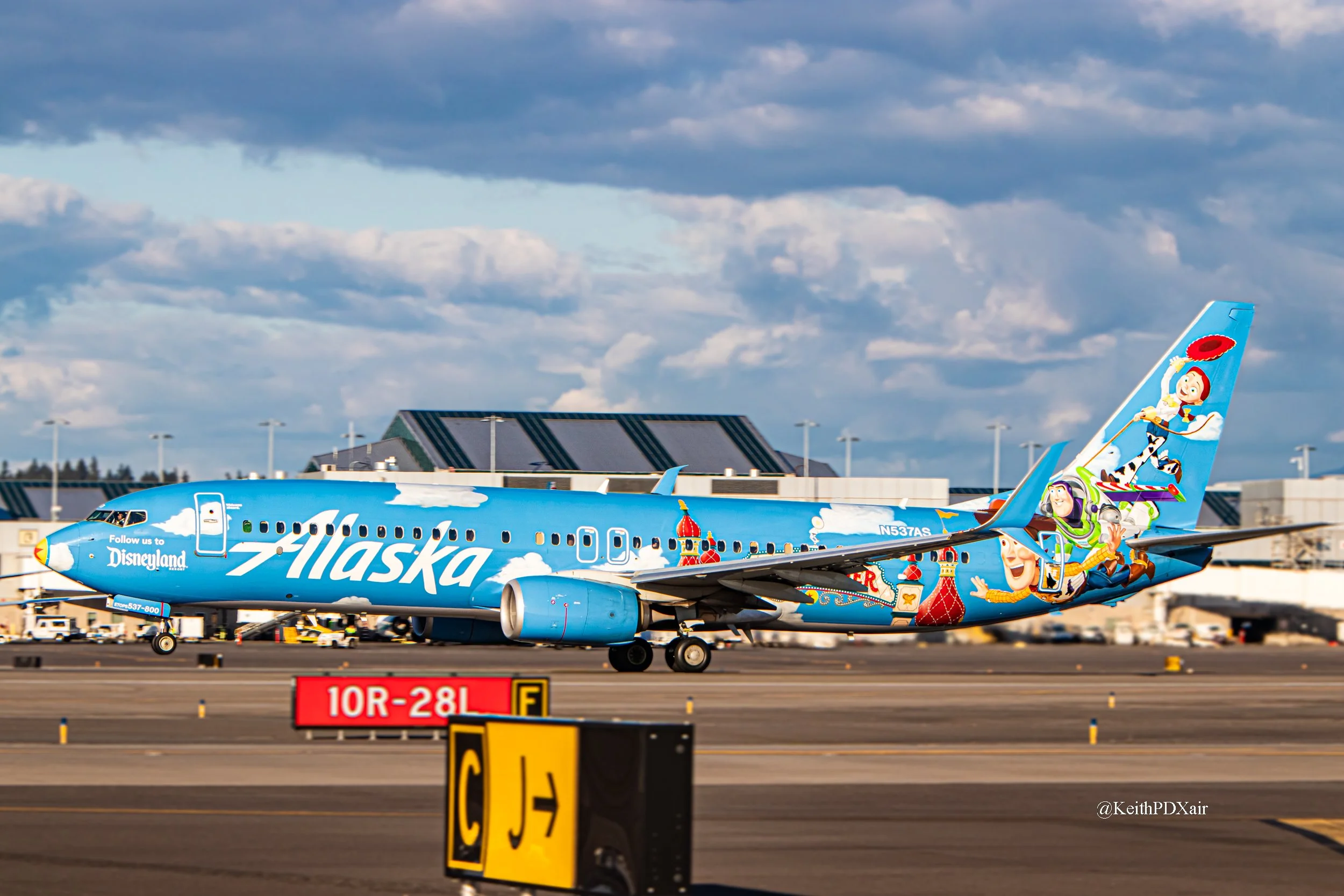0582 Alaska Airlines 737-800 B738 N537AS "Disneyland - Pixar Pier" PDX 3/5/2022