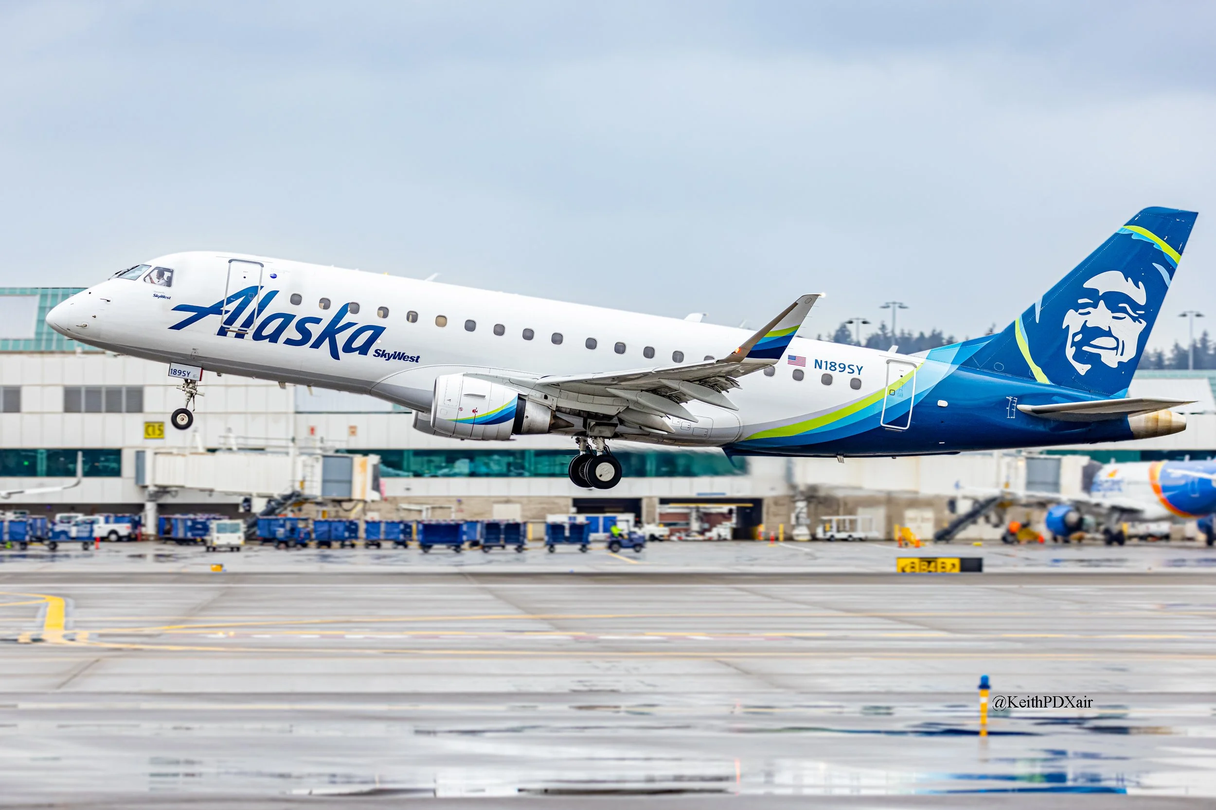 4213 Skywest Alaska E175 N189SY PDX-SMF 10/24/2022