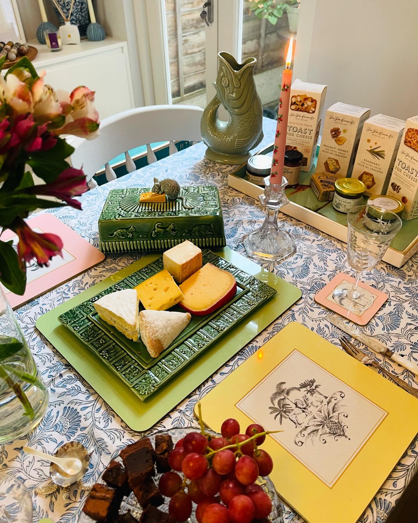 One of our lovely customers shared this beautiful photo with me yesterday of a selection of our cheeses from @alsopandwalkercheese, biscuits from @thefinecheeseco and a stunning cheeseboard from @bordallopinheiroofficial. This is cheese supper goals!