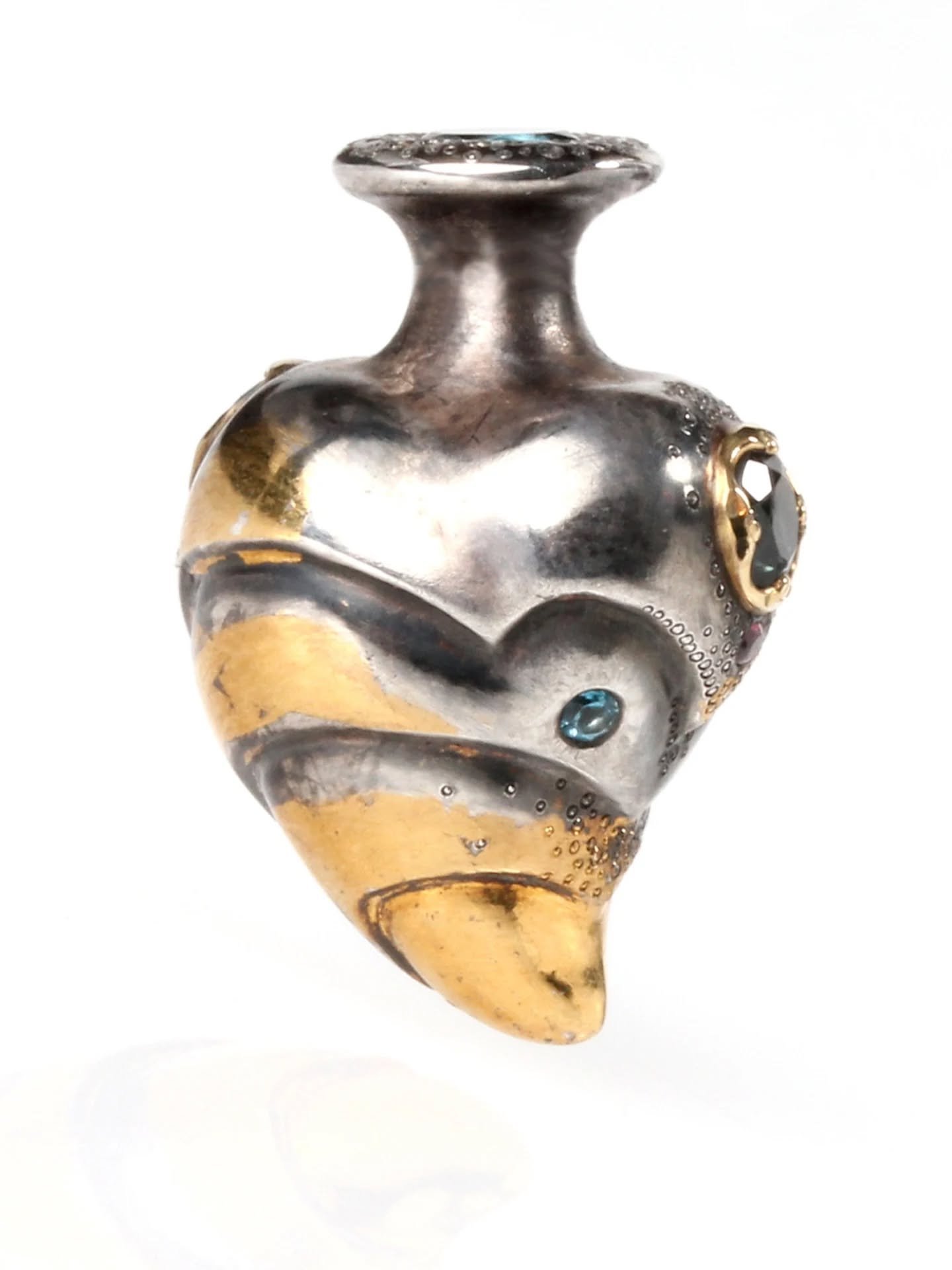 WaspHeart
This is the last of the 2019 wax-carved hearts, I think. Finished in 2021, I went all out - Keum Boo (applied 24ct gold foil) 18ct gold settings, topaz and red sapphire.
It's a tiny precious object, and makes links between recurring themes 