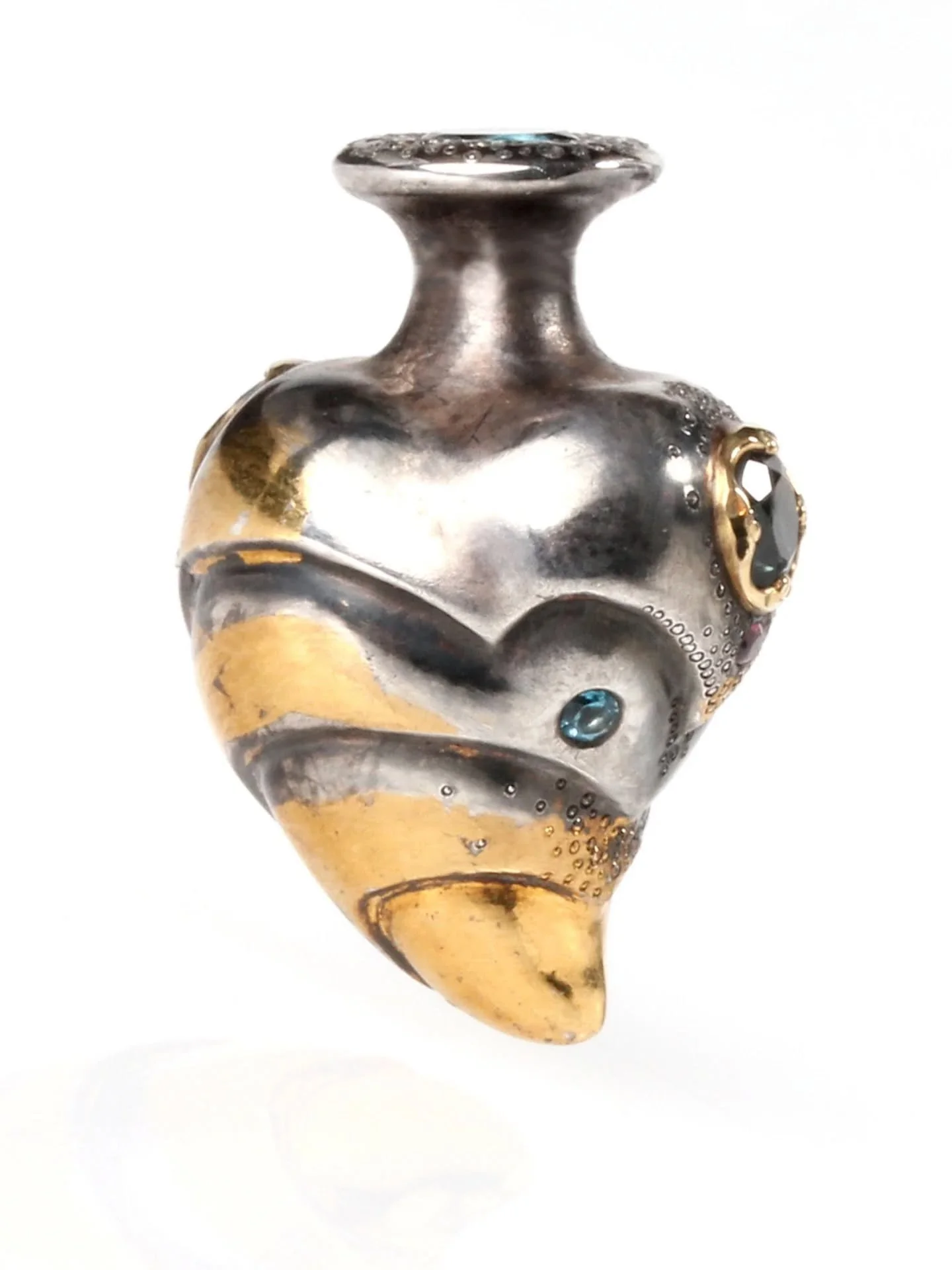 WaspHeart
This is the last of the 2019 wax-carved hearts, I think. Finished in 2021, I went all out - Keum Boo (applied 24ct gold foil) 18ct gold settings, topaz and red sapphire.
It's a tiny precious object, and makes links between recurring themes 