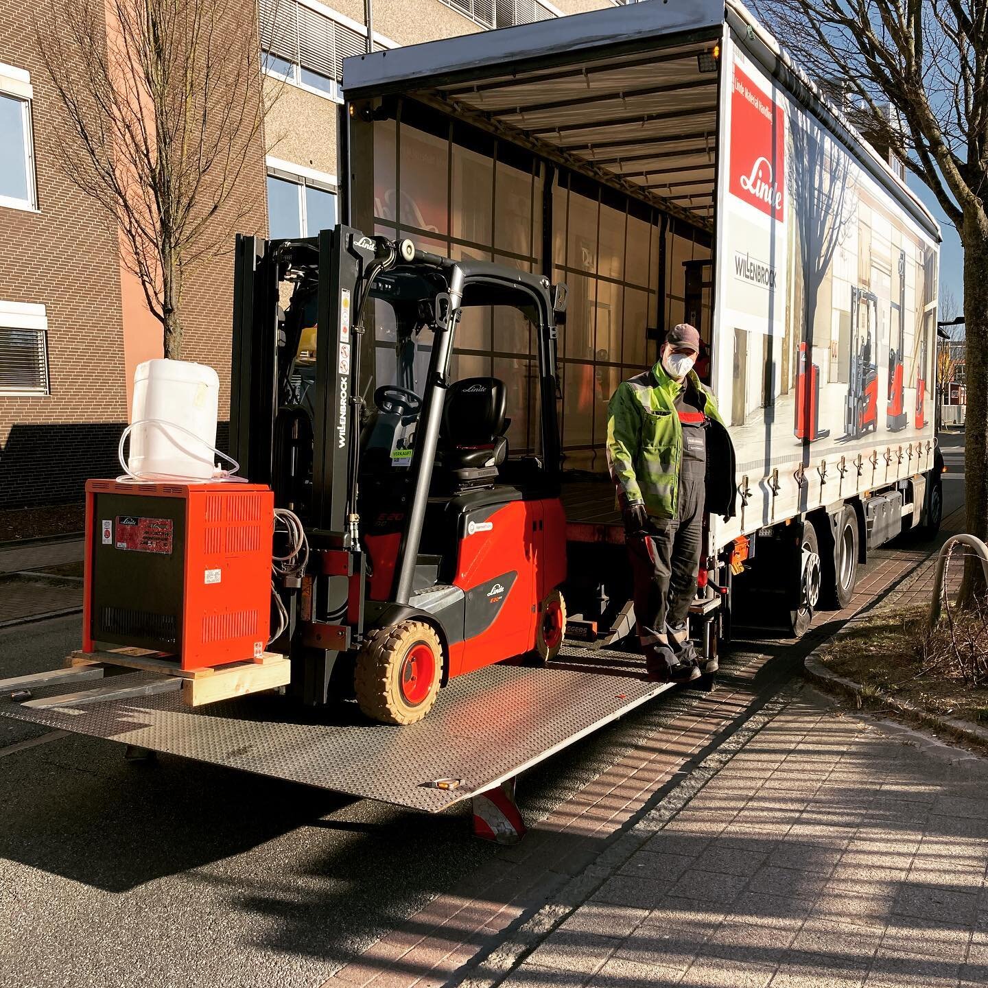 .
.
Da isser! 💁🏻&zwj;♂️
D&uuml;rfen wir vorstellen:
Unser neuer Mitarbeiter (w/m/d)!
&hellip; damit die oberen Regale nicht immer so traurig aussehen&hellip; 😉
.
Sch&ouml;nen Feierabend✌️

&mdash;&mdash;&mdash;&mdash;&mdash;&mdash;&mdash;&mdash;&m