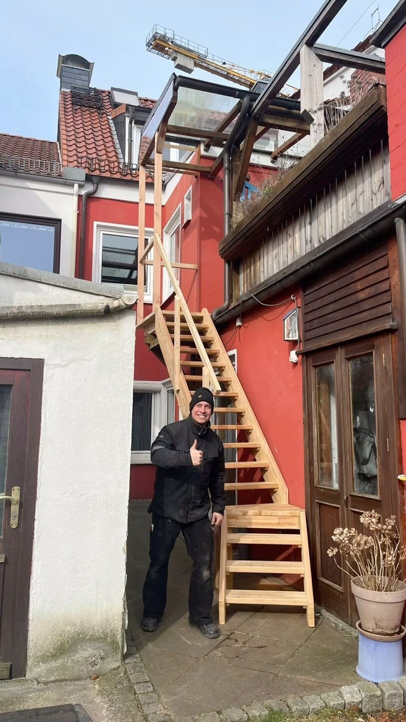 Moin! Hier haben wir eine alte Treppe zuerst demontiert und anschließend mit Lärche BSH bei uns auf dem Platz exakt nachgebaut. ⚒️ Unser Meister Lukas ist anscheinend sehr zufrieden mit dem Ergebnis und wir sind es auch 🤩 Hoch die Zimme
