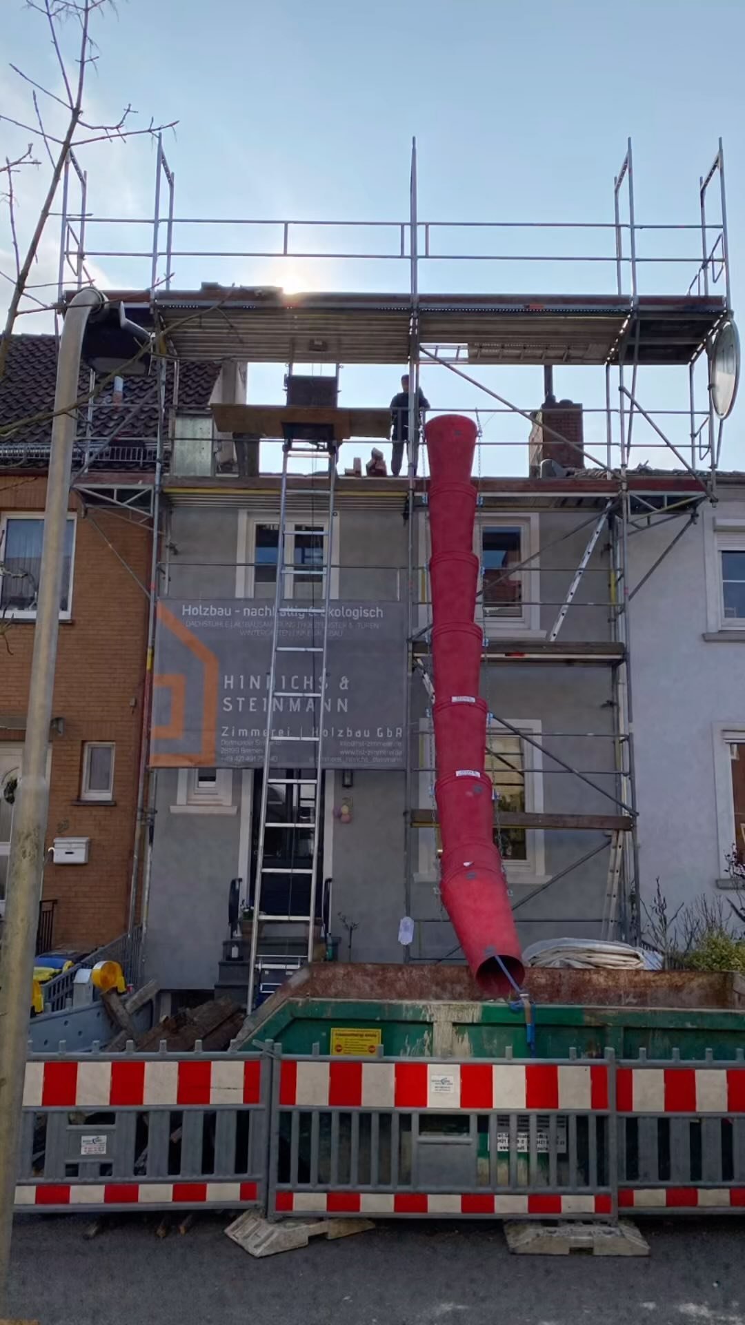 Moin! Gestern noch das alte Dach abgerissen und heute schon den neuen Dachstuhl aufgestellt! Den Abbund gab es von @hansa.holz Hier gibts schon mal die ersten Eindrücke von diesem schönen Projekt. Dazu bald mehr…. #zimmerer #dachstu