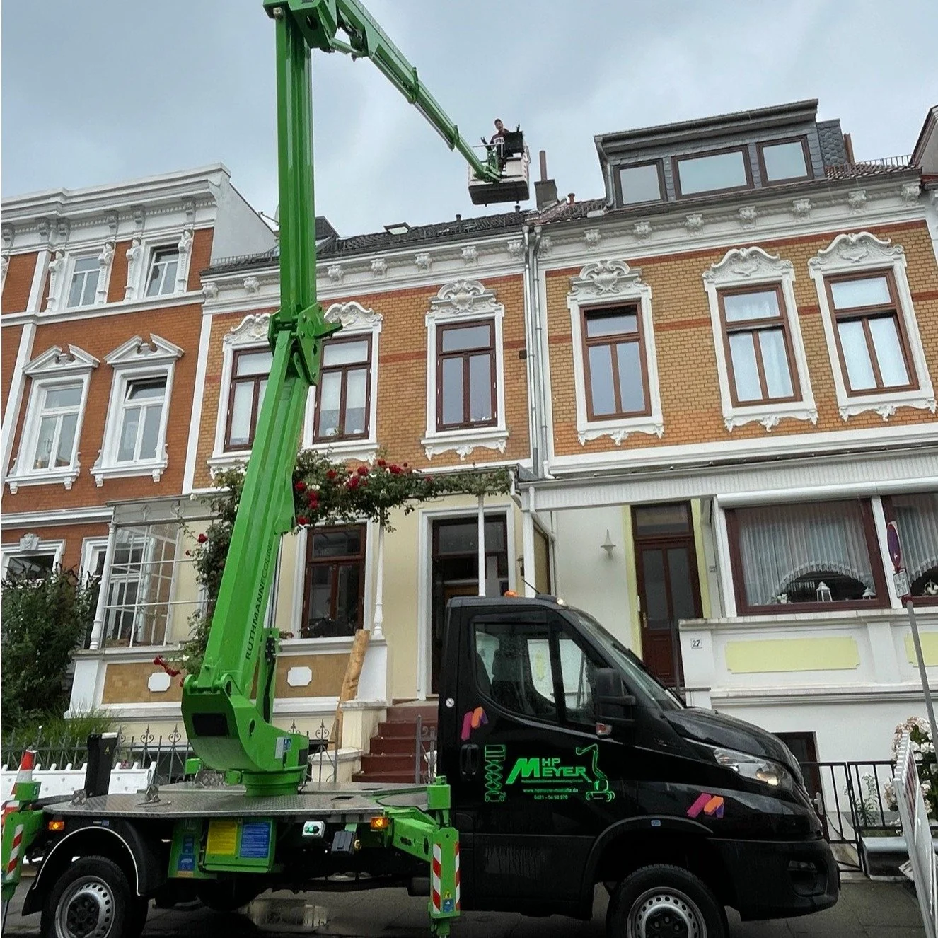 Kein Gerüst? Kein Problem!
—————————————————
#umdecker #zimmerer #zimmererhandwerk #zimmereraufinsta#terrassenbelag #safetheplanet #zimmerei