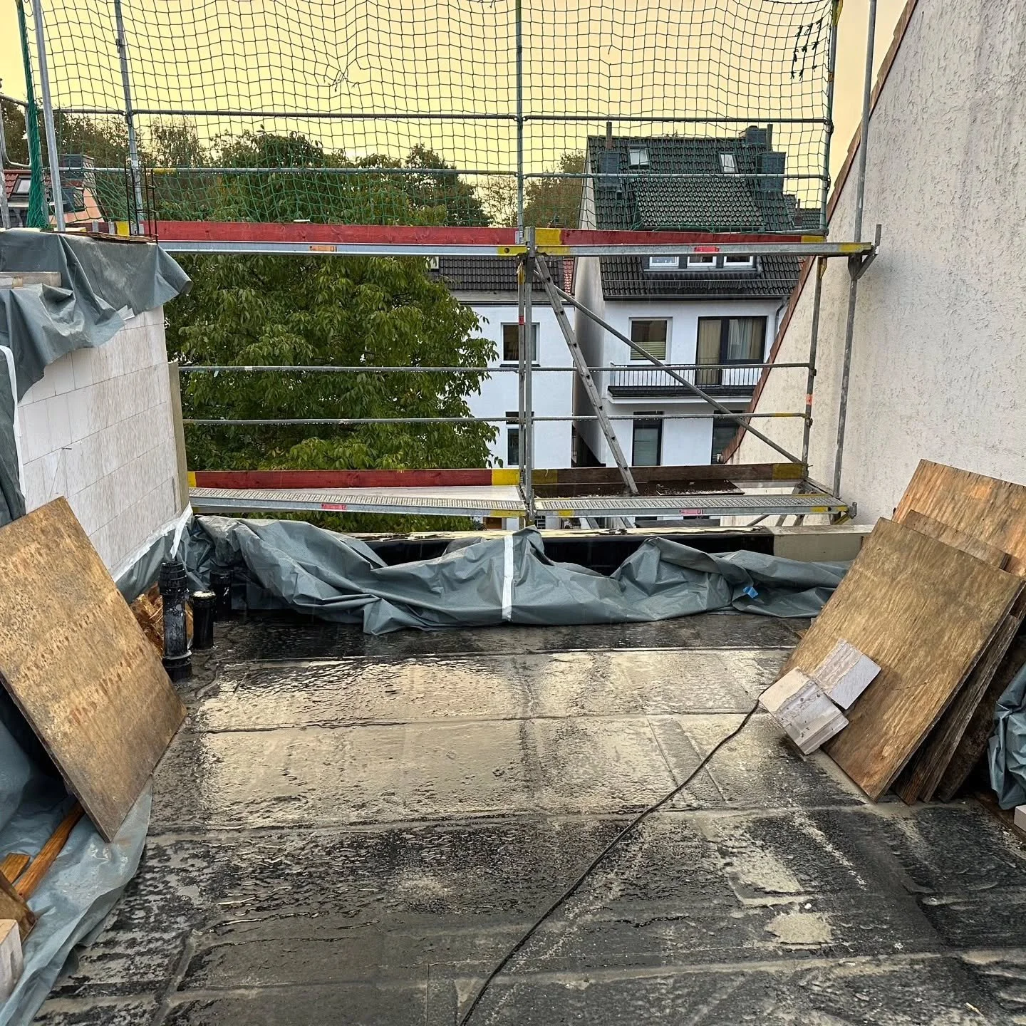 Auf den Bildern ist noch das alte Flachdach zu sehen, auf das wir einen neuen Dachstuhl mit Aufstockung und 2 Gauben gesetzt haben. Zum Feierabend strahlt uns nicht nur die Sonne an 🌞👷🔨

&mdash;&mdash;&mdash;&mdash;&mdash;&mdash;&mdash;&mdash;&mda