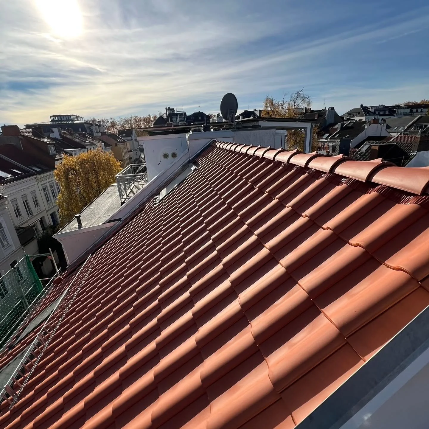 Lust auf ein gem&uuml;tliches warmes Zuhause? ⤵️

Hier haben wir eine sch&ouml;ne Dachsanierung mit Einblas-und Aufdachd&auml;mmung (60mm @gutex_de ) und einem schicken Dachausstiegsfenster von @veluxpro_dach  p&uuml;nktlich zur kalten Jahreszeit fer