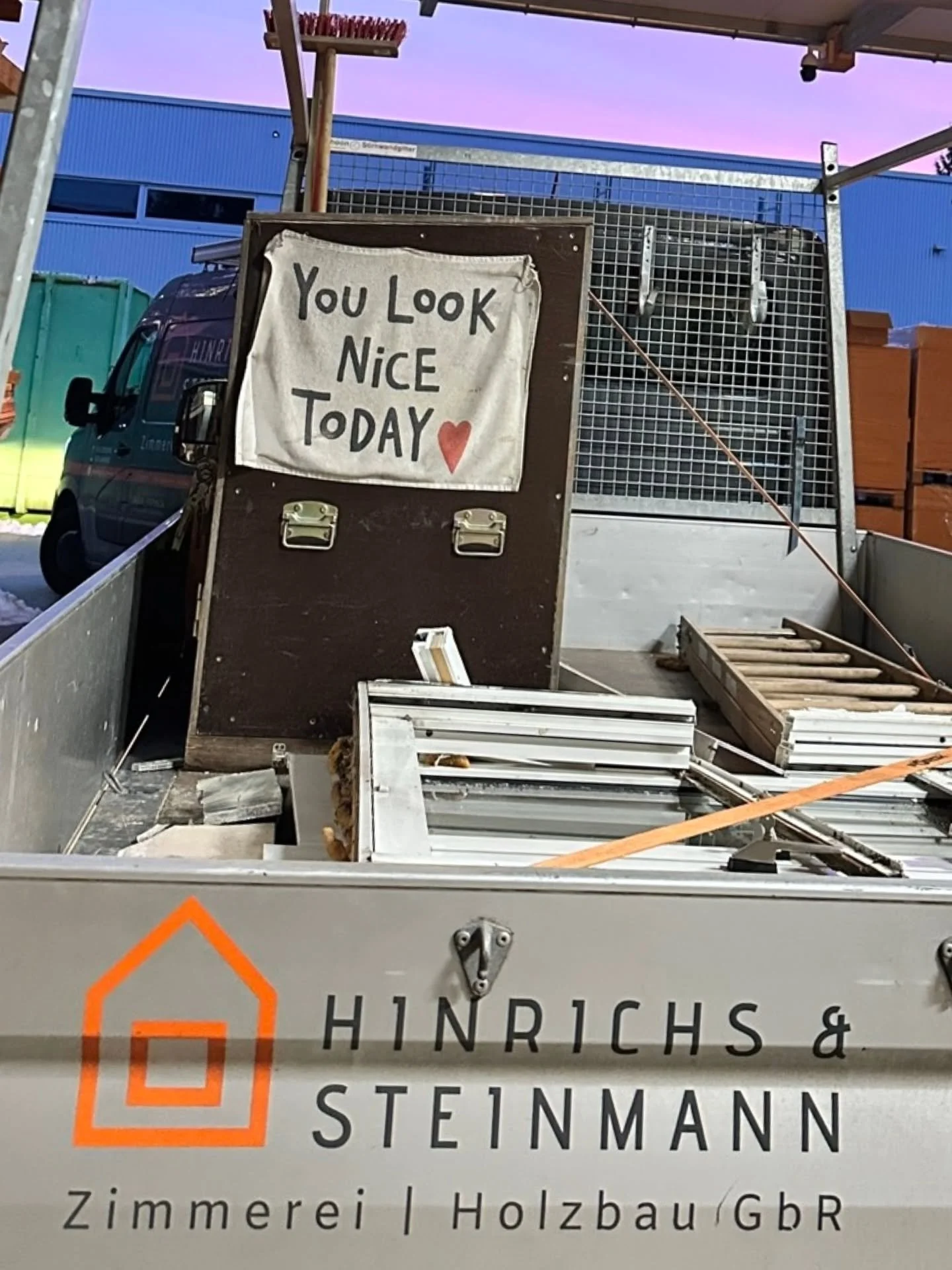 Schickes neues Vordach, sauber mit Nut- &amp; Feder-Brettern verschalt und mit Resitrix als wasserdichte Ebene ausgef&uuml;hrt. 🛠✨️

Welche Perspektive gef&auml;llt euch am besten? 👀 

1️⃣ Vorher/Nachher
2️⃣ Seitenansichten
3️⃣ Blick von unten
4️⃣ 