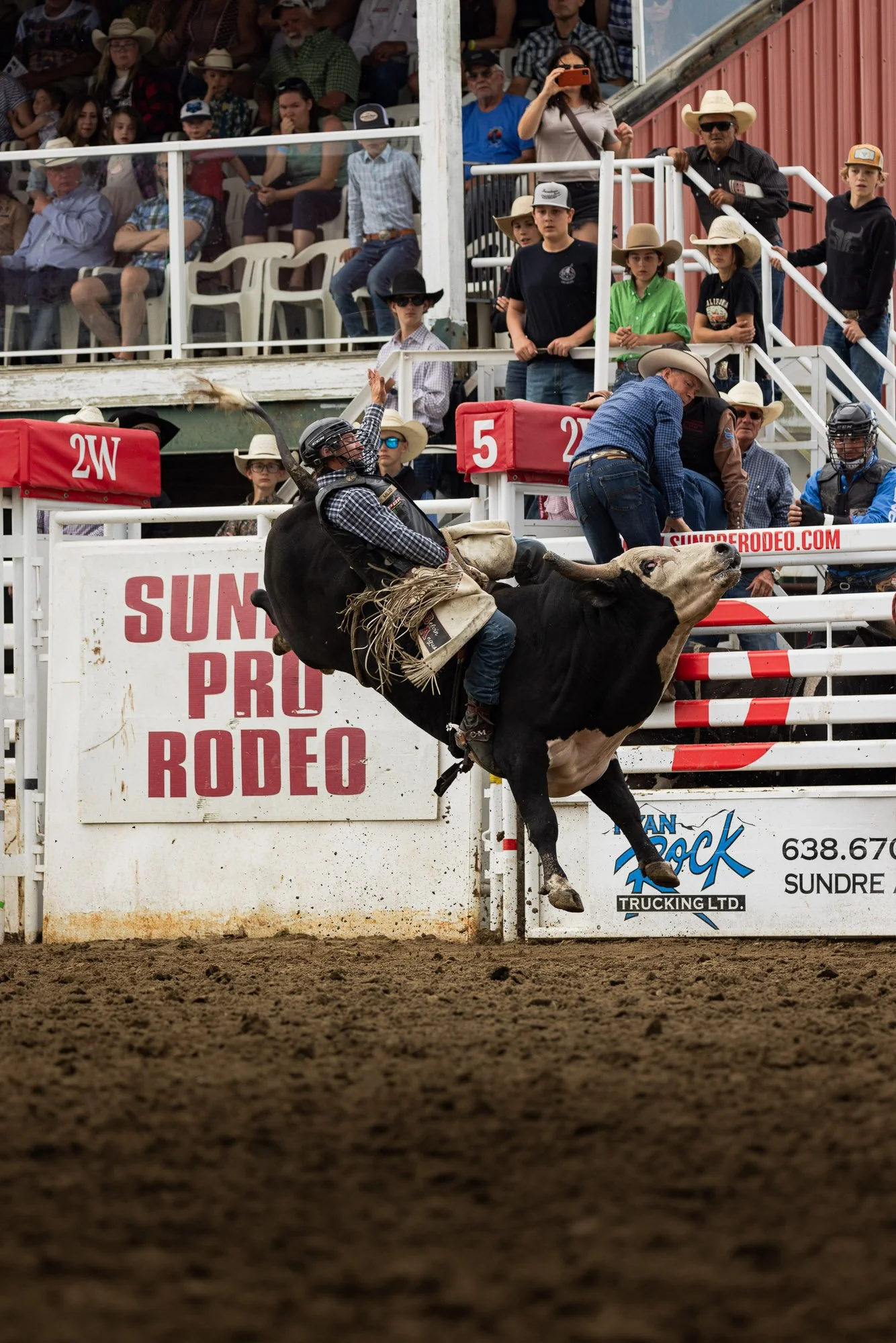 Rodeo_professional_Bull_Riding_Sundre_2.jpg