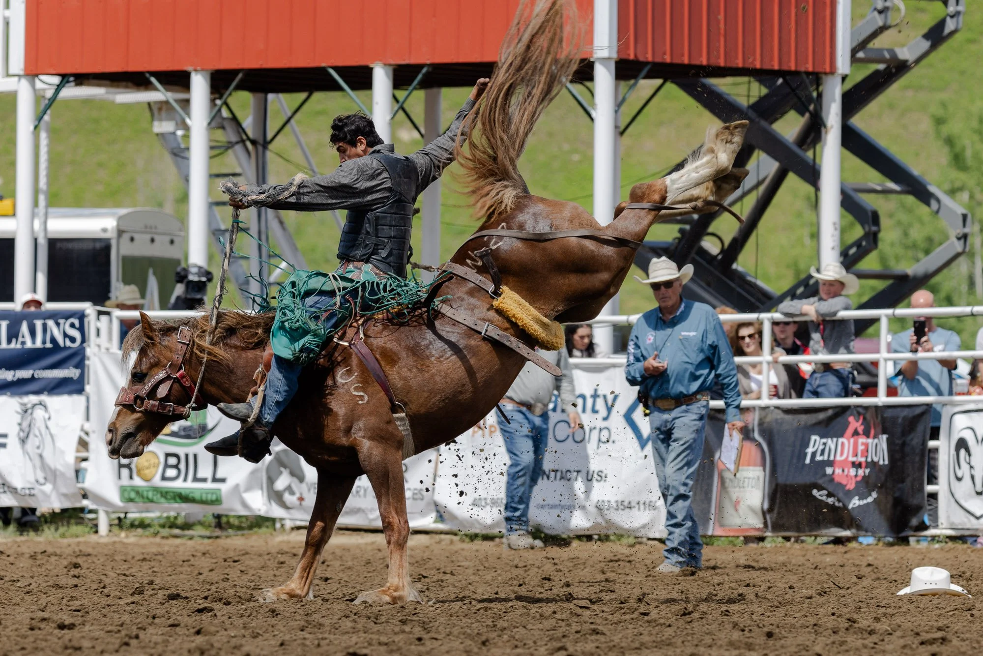 Rodeo_professional_Bronc_Riding_Sundre_2.jpg